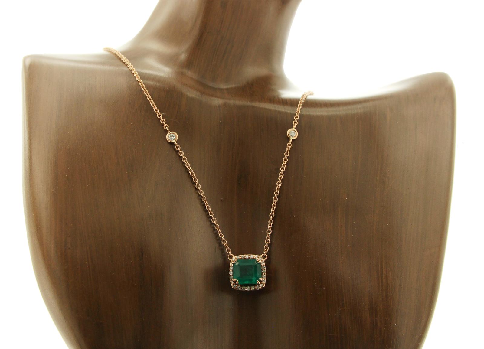 Women's 2.19 Carat Natural Emerald 0.29 Carat Diamonds 14 Karat Rose Gold Necklace For Sale