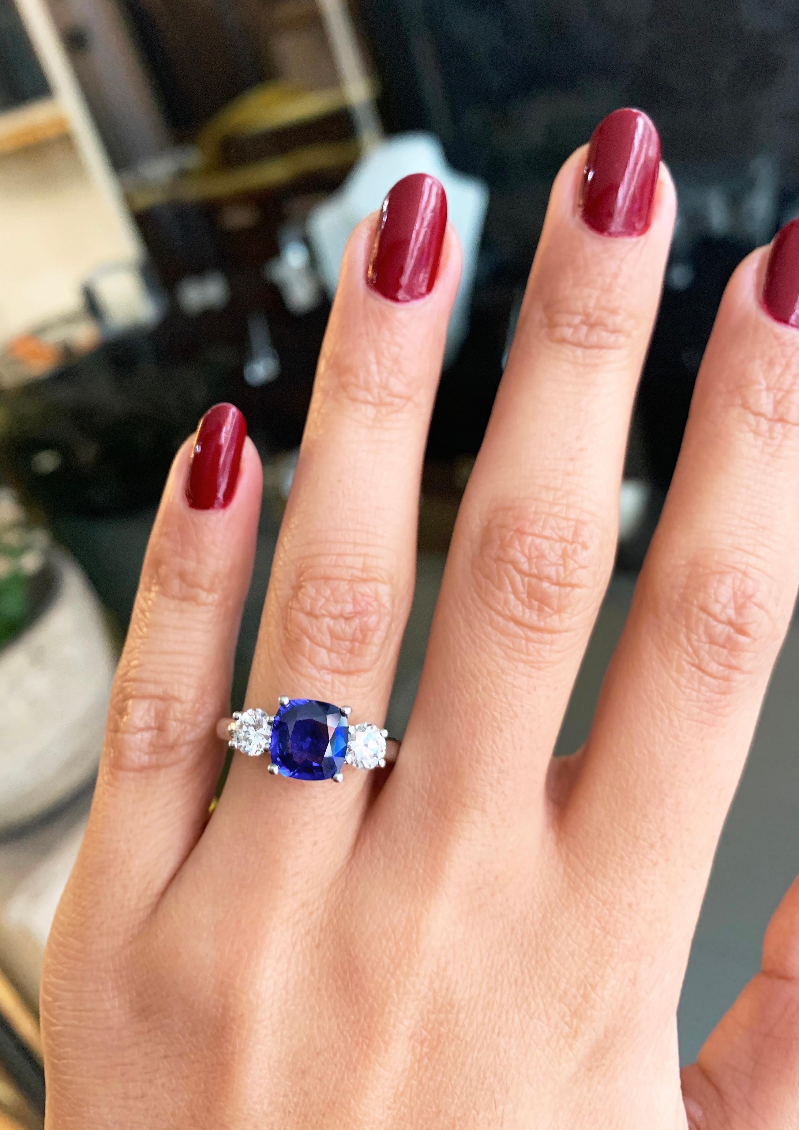 Bague de fiançailles en platine à trois pierres de 2,19 carats, saphir et diamant en vente 2