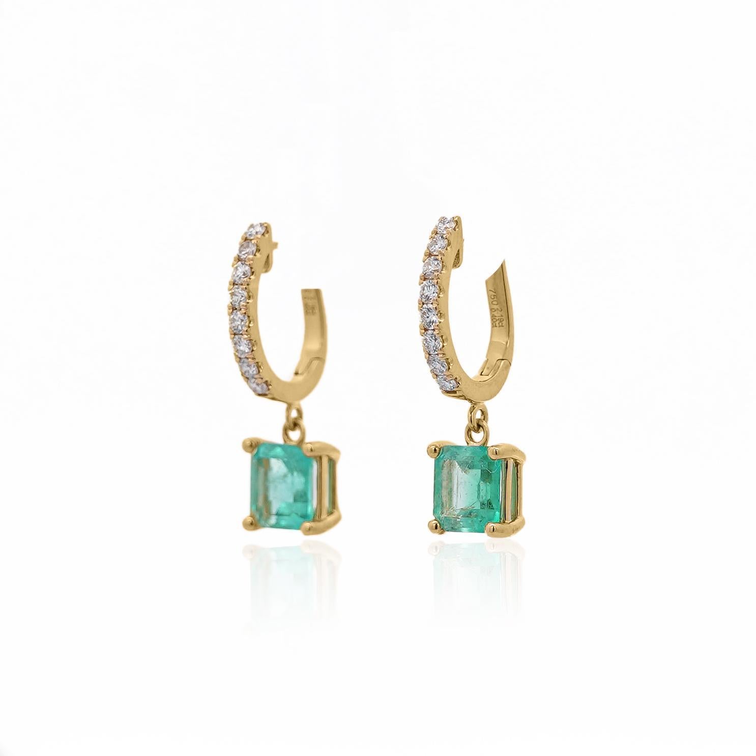 Boucles d'oreilles pendantes en or jaune 18K avec émeraude carrée de 2,19 carats et diamant.

Détails :
Type d'article : Pendants d'oreilles
Métal : Or jaune 18K 
Longueur de la goutte : 23 mm
Poids : 3.84 grammes

Détails de la pierre centrale
