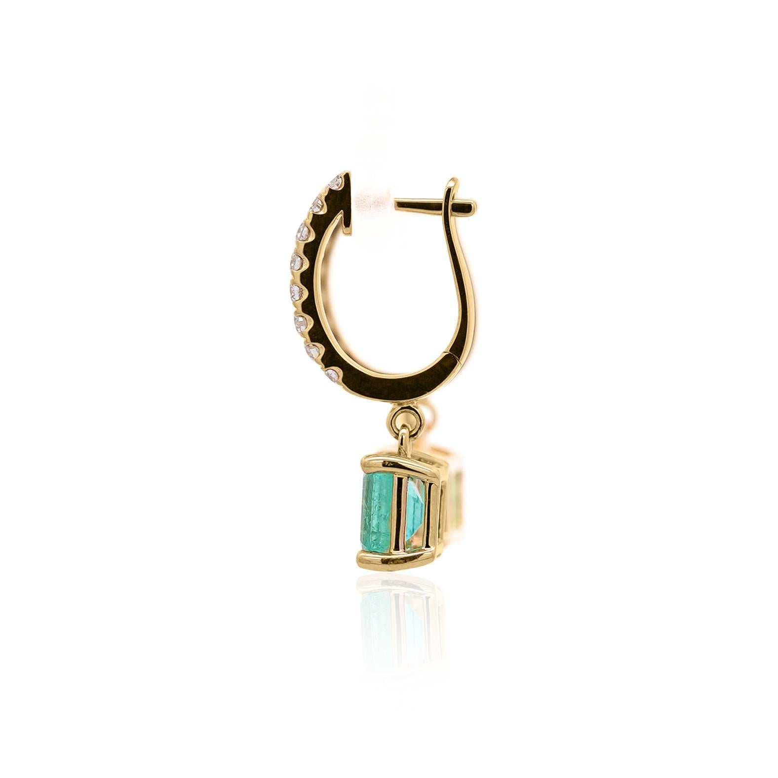 Moderne Boucles d'oreilles Huggie en or 18K avec émeraude carrée de 2,19 carats et diamant en vente