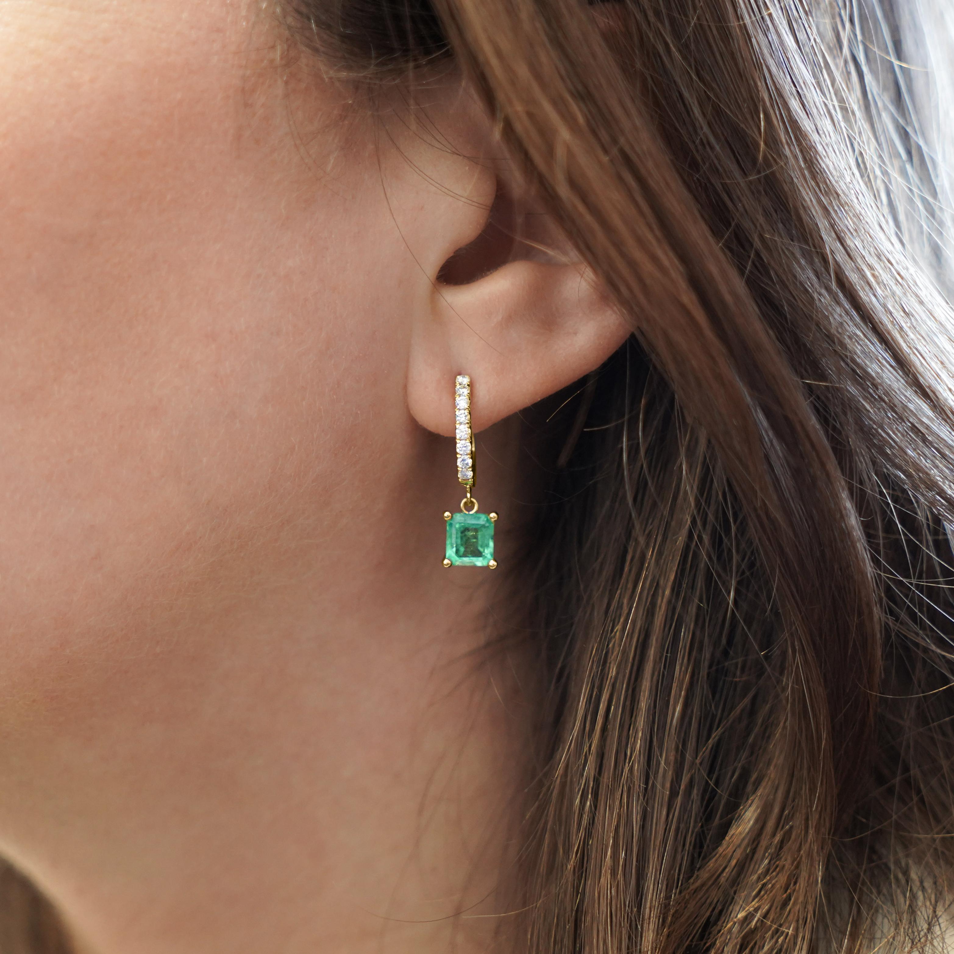 Taille carrée Boucles d'oreilles Huggie en or 18K avec émeraude carrée de 2,19 carats et diamant en vente