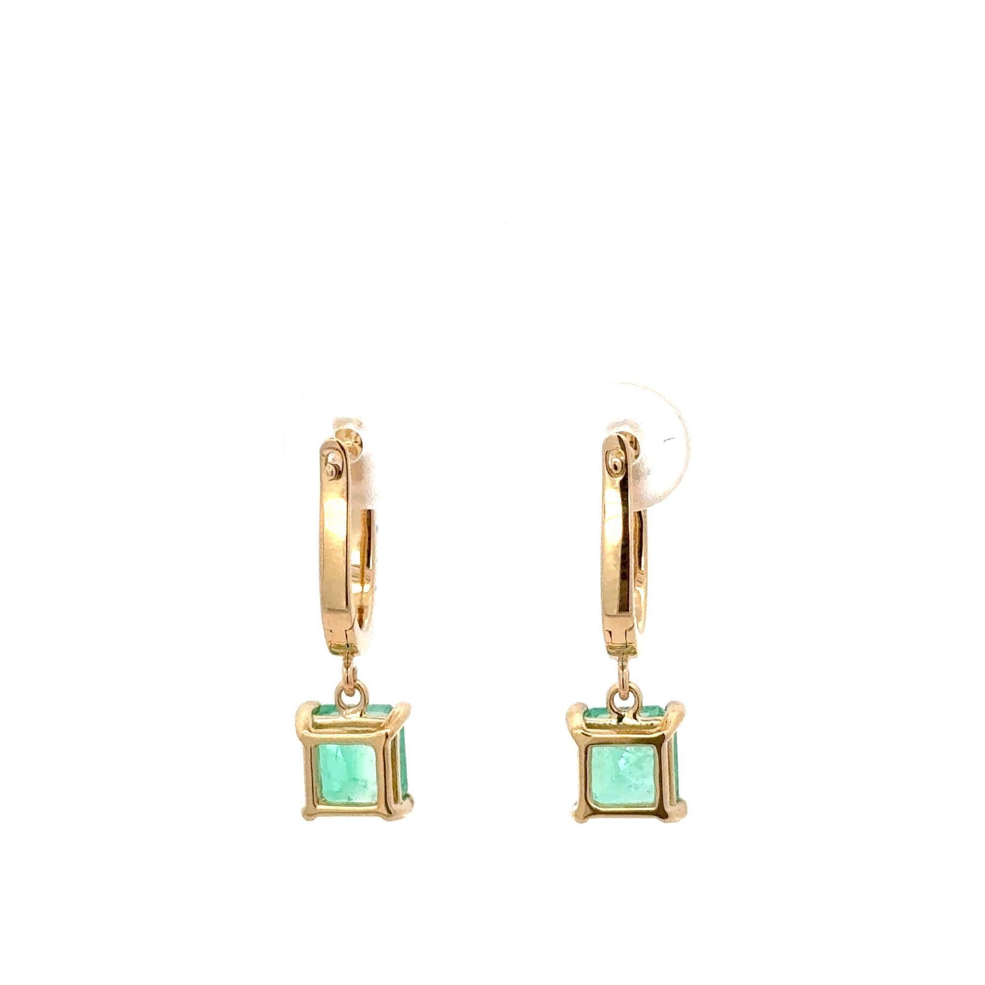 Boucles d'oreilles Huggie en or 18K avec émeraude carrée de 2,19 carats et diamant Neuf - En vente à Miami, FL