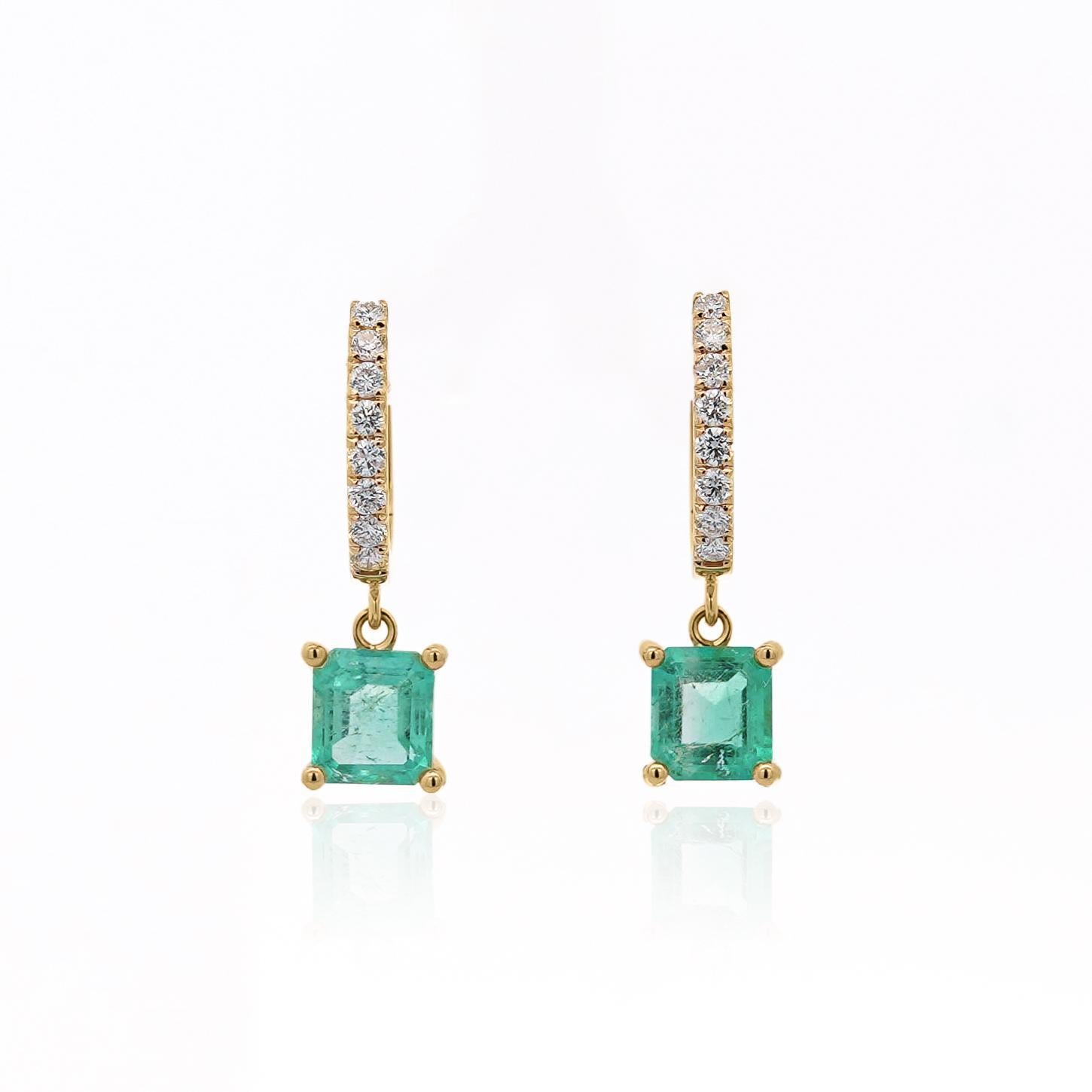 Boucles d'oreilles Huggie en or 18K avec émeraude carrée de 2,19 carats et diamant Pour femmes en vente