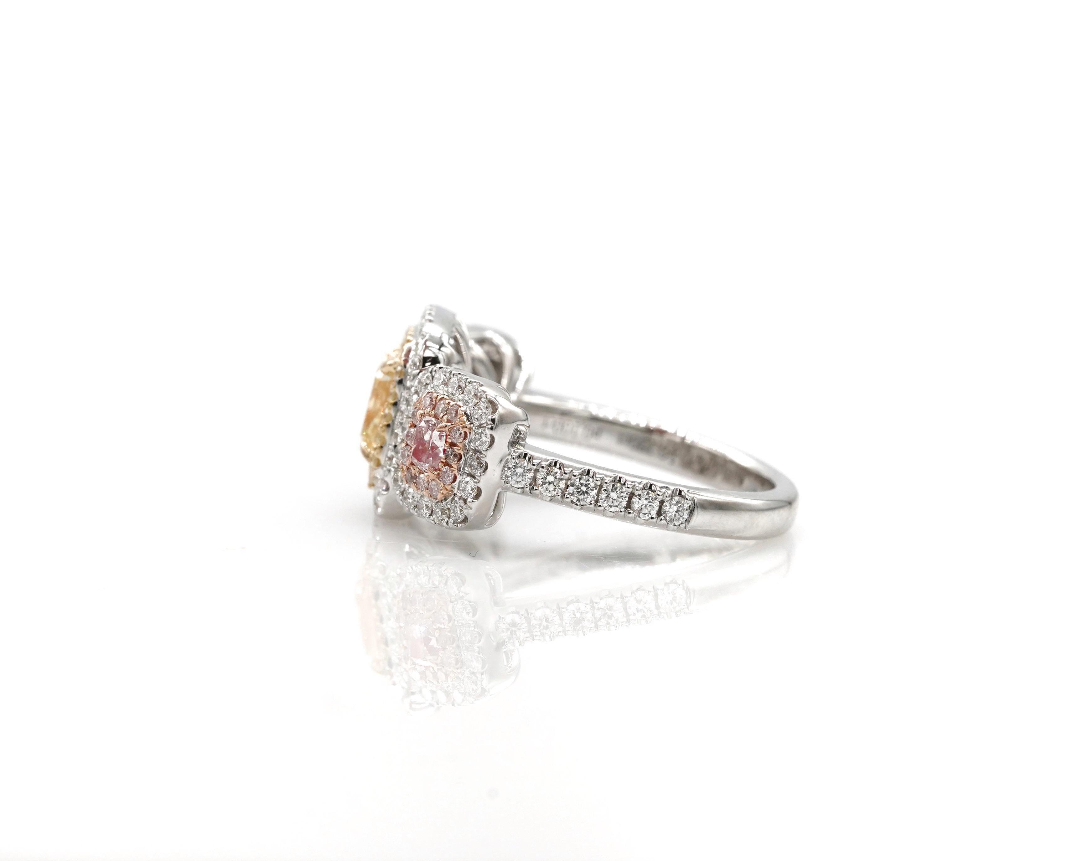 Imagina un símbolo de amor que encarne vuestro viaje único: un impresionante anillo de compromiso de tres piedras. En su centro hay un diamante amarillo fantasía de talla radiante, de 1,21 quilates, que brilla con calidez y resplandor. Flanqueándola