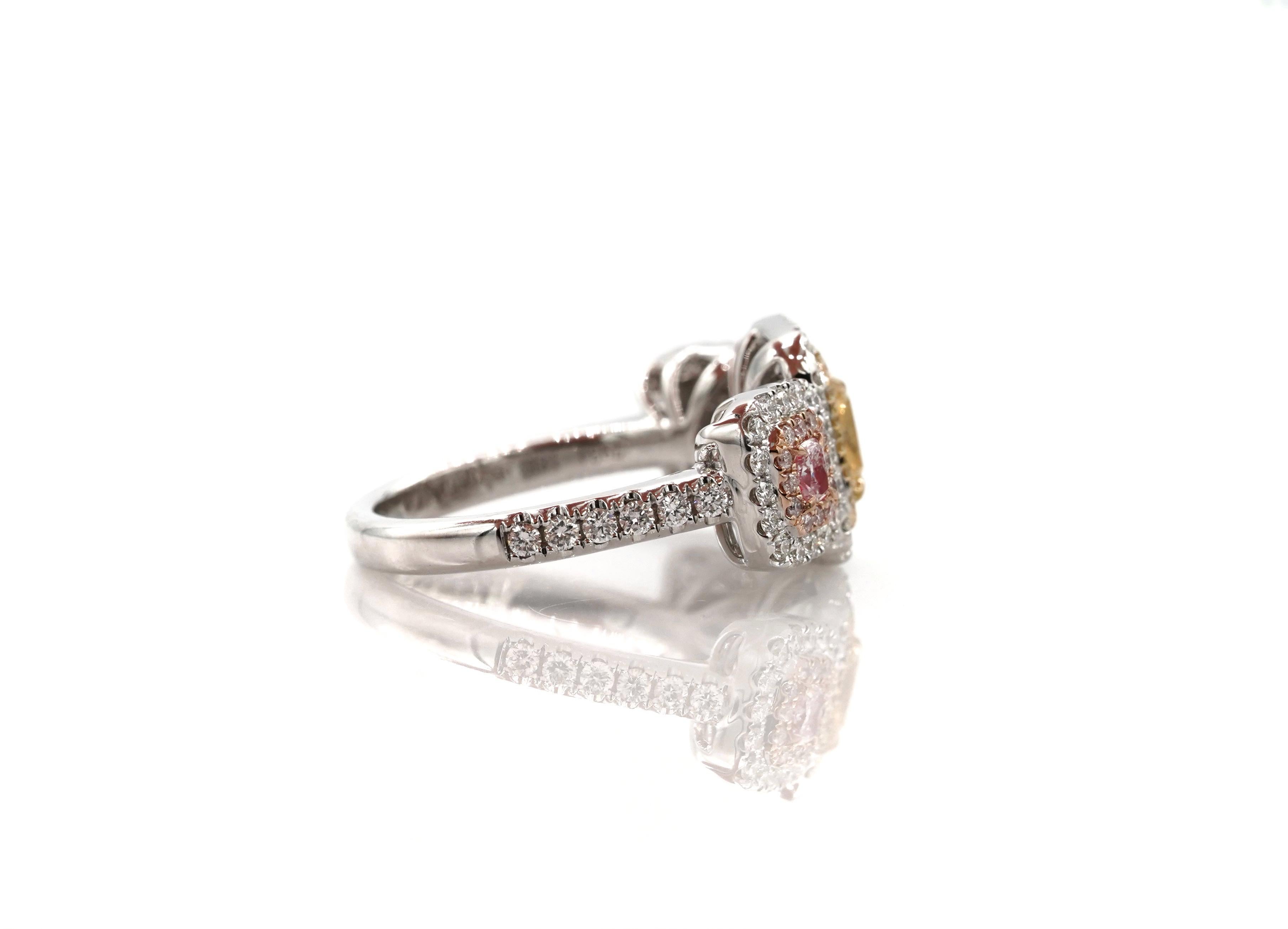 Anillo Halo de Tres Piedras de 2,19 Quilates con Diamantes Amarillo y Rosa Fantasía Art Decó en venta
