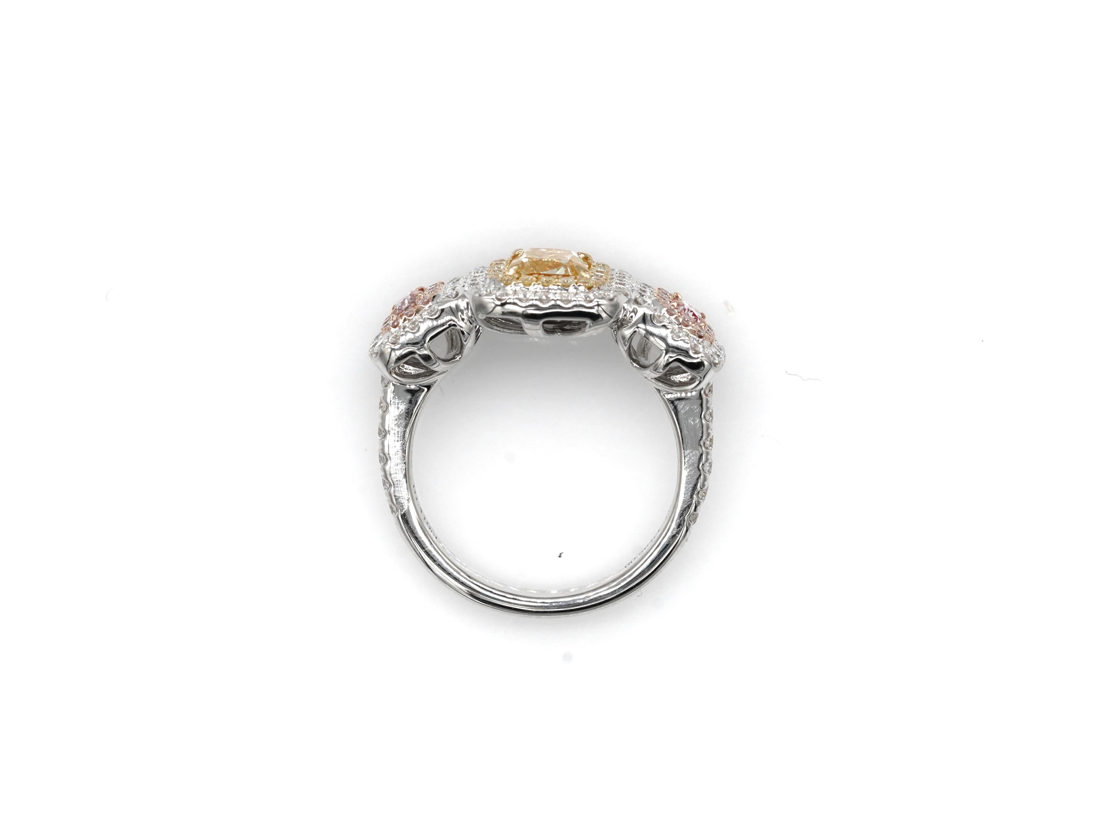 Anillo Halo de Tres Piedras de 2,19 Quilates con Diamantes Amarillo y Rosa Fantasía Corte radiante en venta