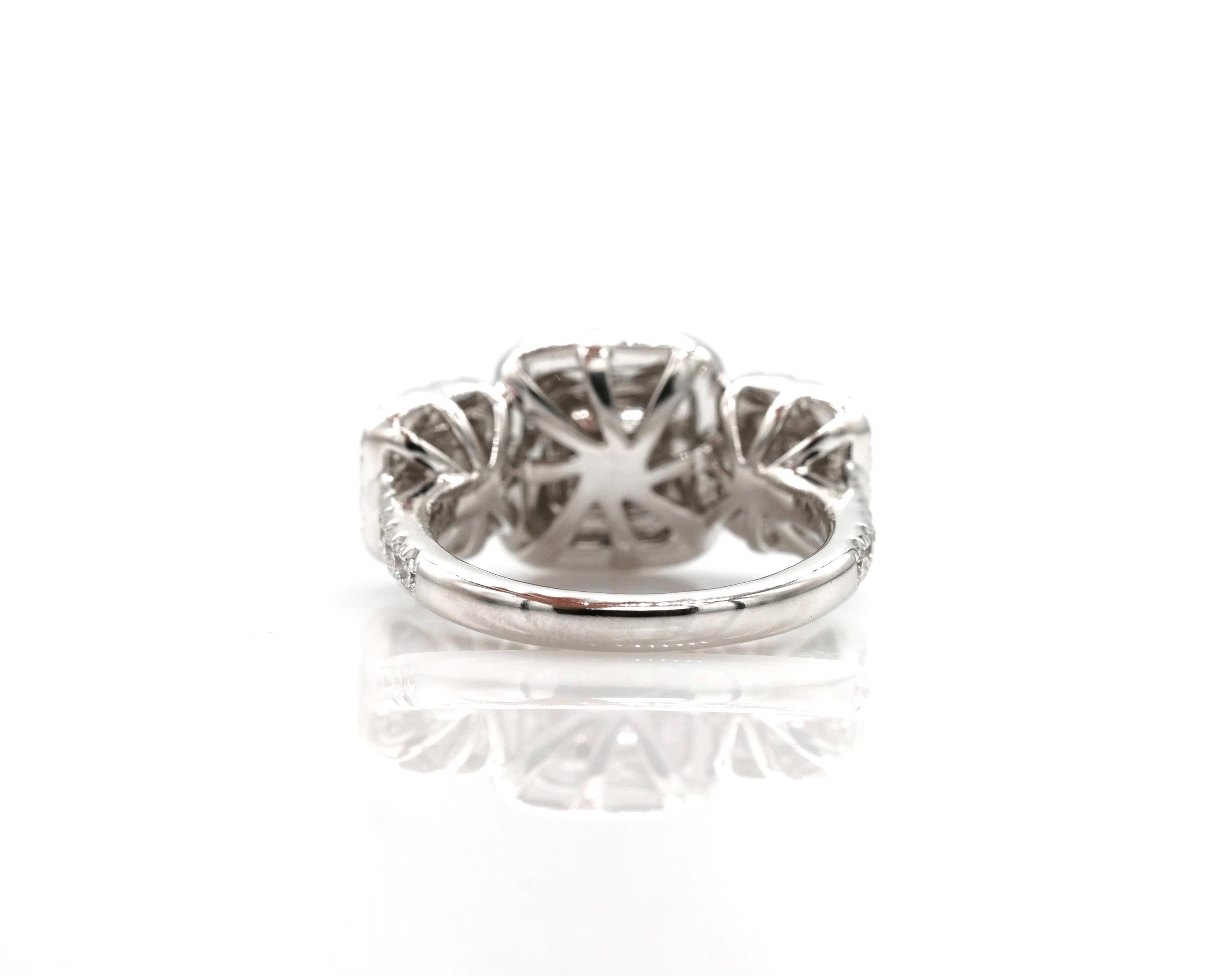 Anillo Halo de Tres Piedras de 2,19 Quilates con Diamantes Amarillo y Rosa Fantasía en Nuevo estado para la venta en New York, NY