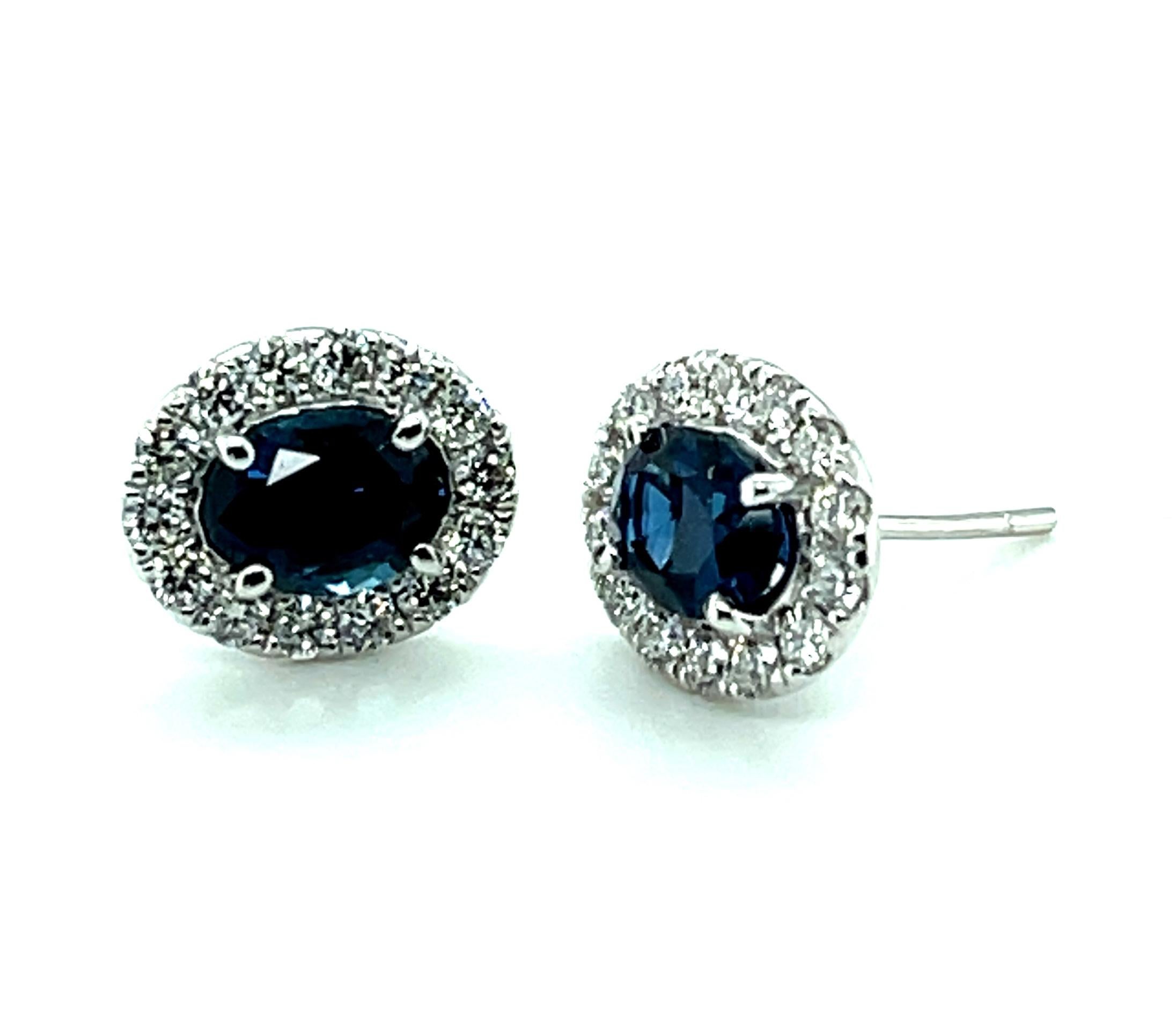 2,19 Karat insgesamt blauer Saphir und Diamant-Halo-Ohrringe aus 18 Karat Weißgold (Kunsthandwerker*in) im Angebot