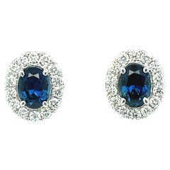 Boucles d'oreilles en or blanc 18 carats avec saphir bleu de 2,19 carats au total et halo de diamants