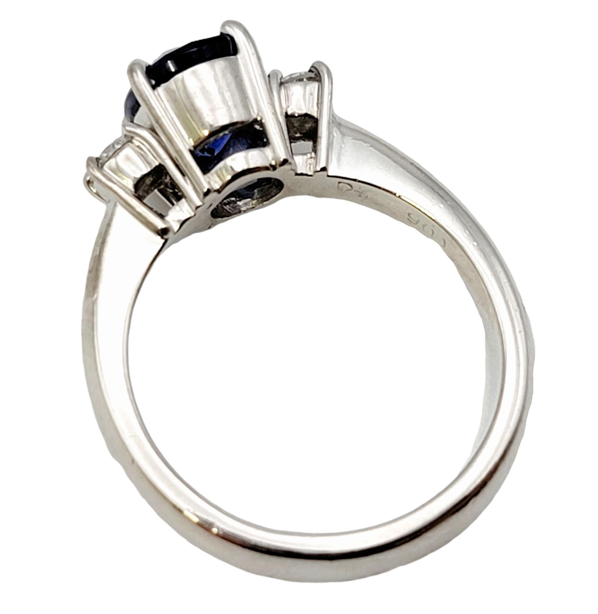 2,19 Karat insgesamt ovaler natürlicher blauer Saphir und runder Diamantring mit drei Steinen im Zustand „Gut“ im Angebot in Scottsdale, AZ
