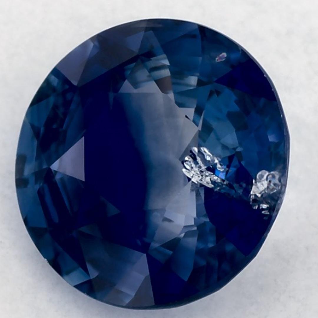 Questo zaffiro blu naturale offre eleganza e raffinatezza. Con la sua ricca saturazione del colore e il taglio preciso, è il centro perfetto per un anello di fidanzamento o un design di gioielli di lusso.

Questo zaffiro proviene dallo Sri Lanka
