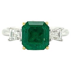Anello a 3 pietre con smeraldo naturale da 2,19 carati e pietra laterale con diamante in oro bianco 18 carati