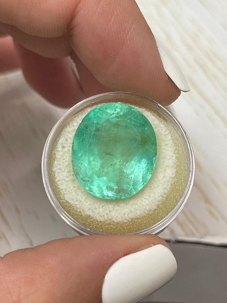 Piedra: Esmeralda
Peso: 21,95 quilates
Forma: Corte Oval
Claridad: Semitransparente
Lustre: Bueno
Color: Verde claro
Medidas: 18,28 mm x 16,03 mm x 11,96 mm
Origen geográfico: Colombia
Tratamiento: Natural, Engrasado

Observaciones: Debido a sus