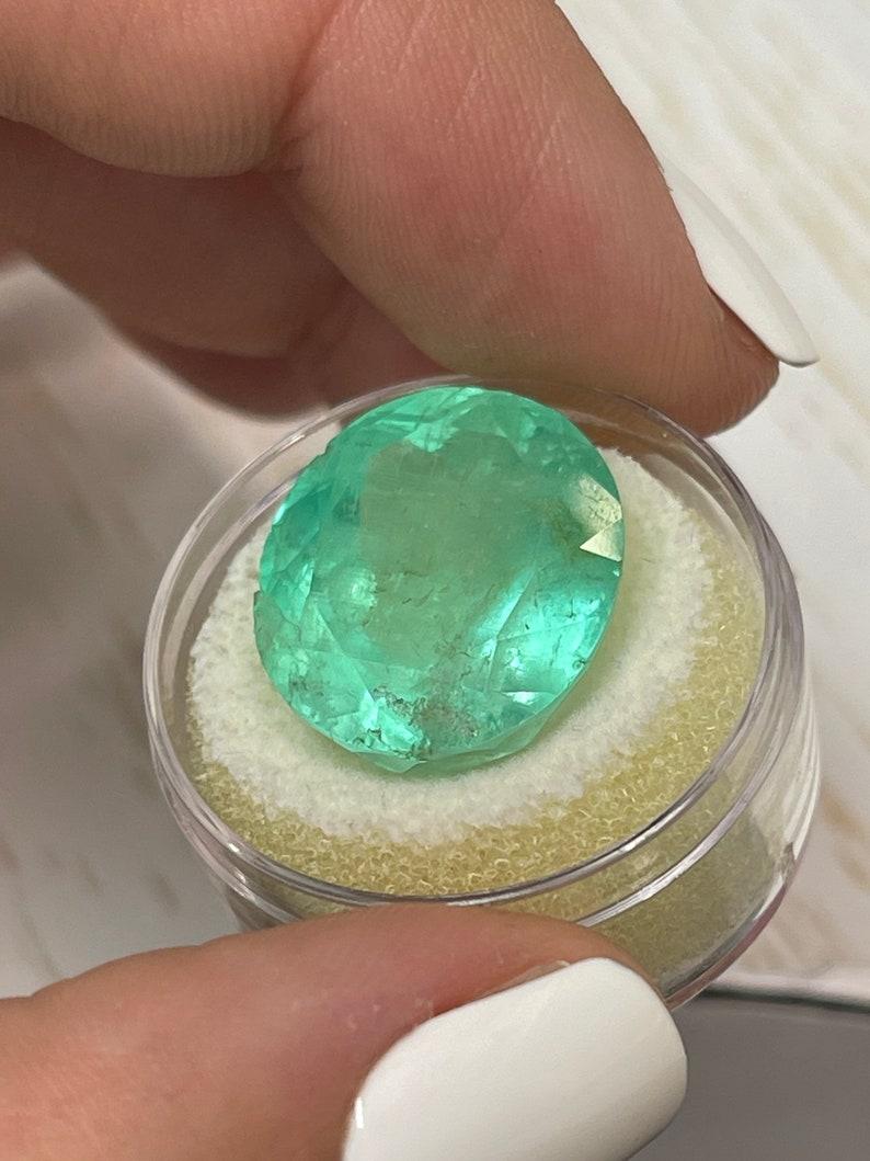 21,95 Quilates Esmeralda Colombiana Verde Menta Talla Oval - Gema Natal de Mayo en Nuevo estado para la venta en Jupiter, FL