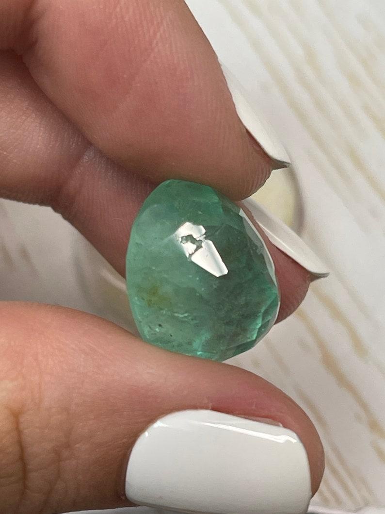 21,95 Quilates Esmeralda Colombiana Verde Menta Talla Oval - Gema Natal de Mayo en venta 2
