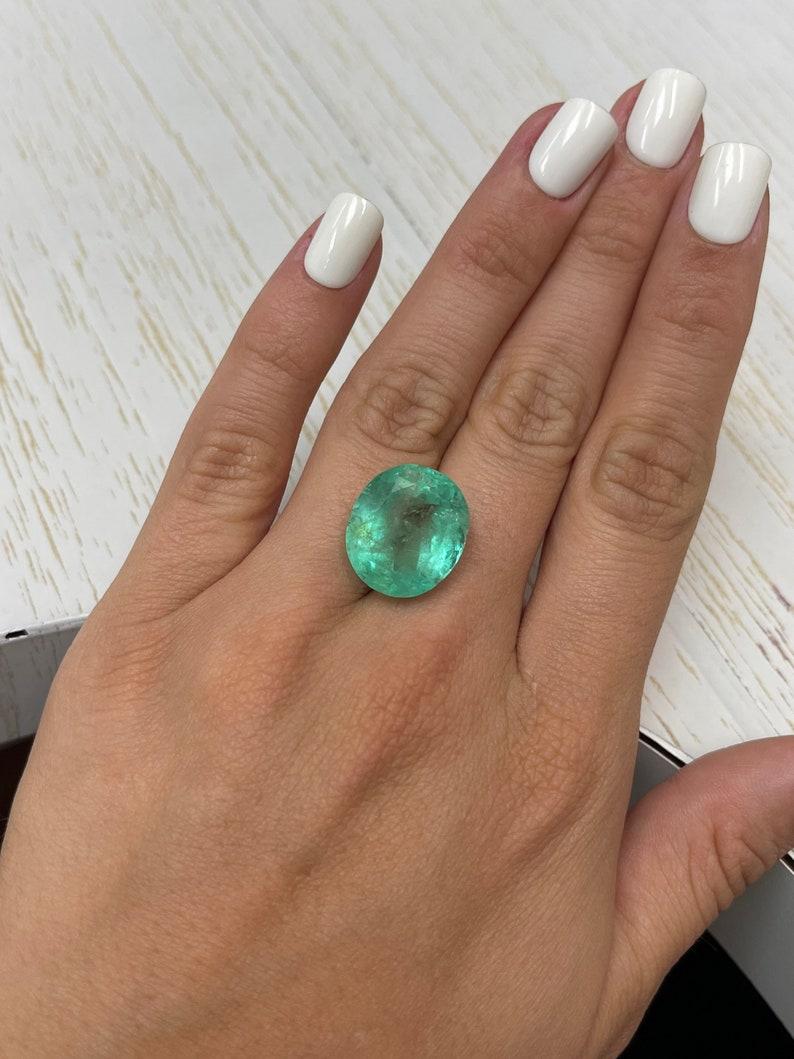21,95 Quilates Esmeralda Colombiana Verde Menta Talla Oval - Gema Natal de Mayo en venta 3