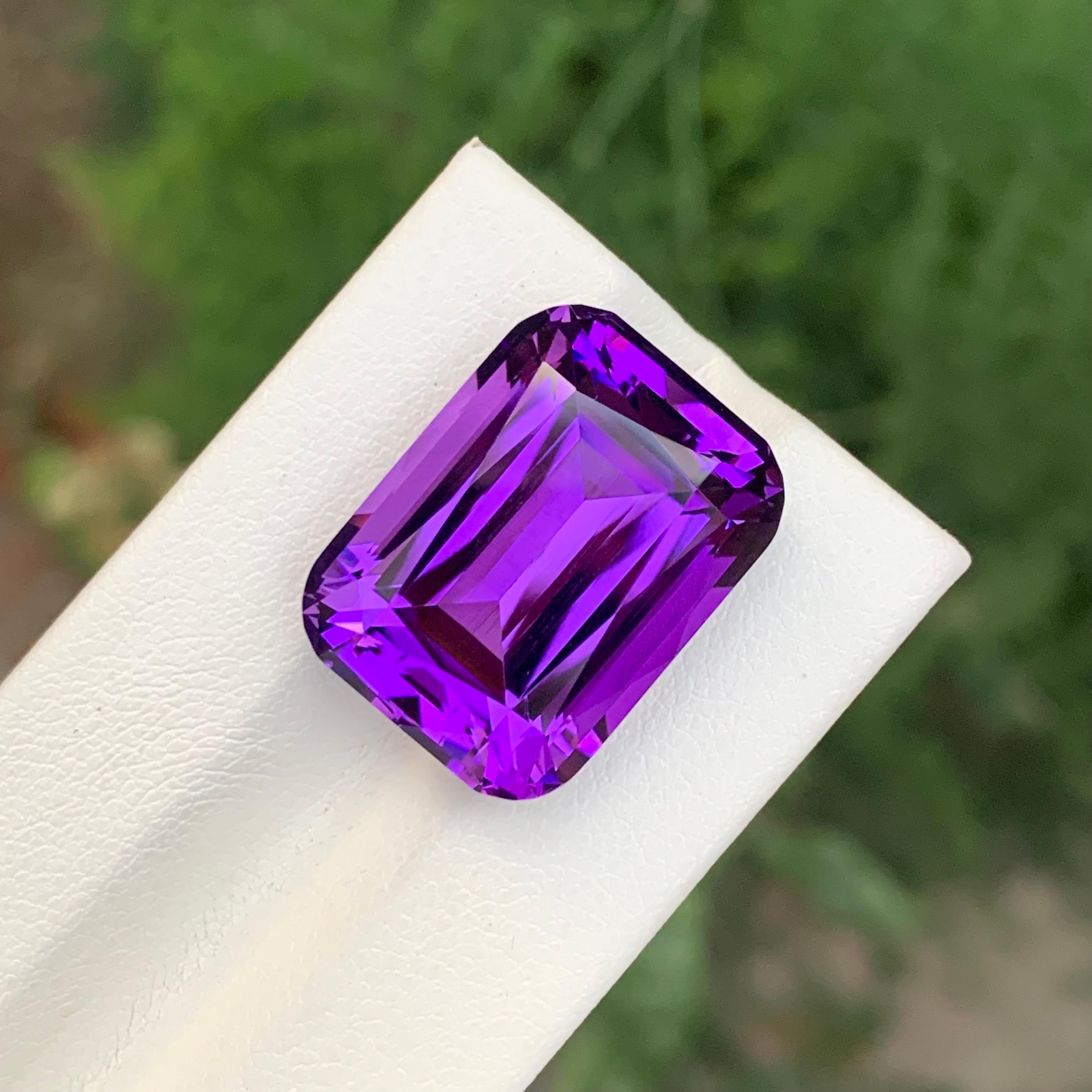 Stein: Amethyst
Gewicht : 21.95 Karat
Abmessungen: 19,6 x 14,5 x 11,1 mm
Herkunft: Brasilien
Die Form: Smaragd 
Farbe: Deep Purple
Behandlung: Nicht
Zertifikat: Auf Kundenwunsch

Der Amethyst, eine atemberaubende violette Quarzsorte, ist nicht nur