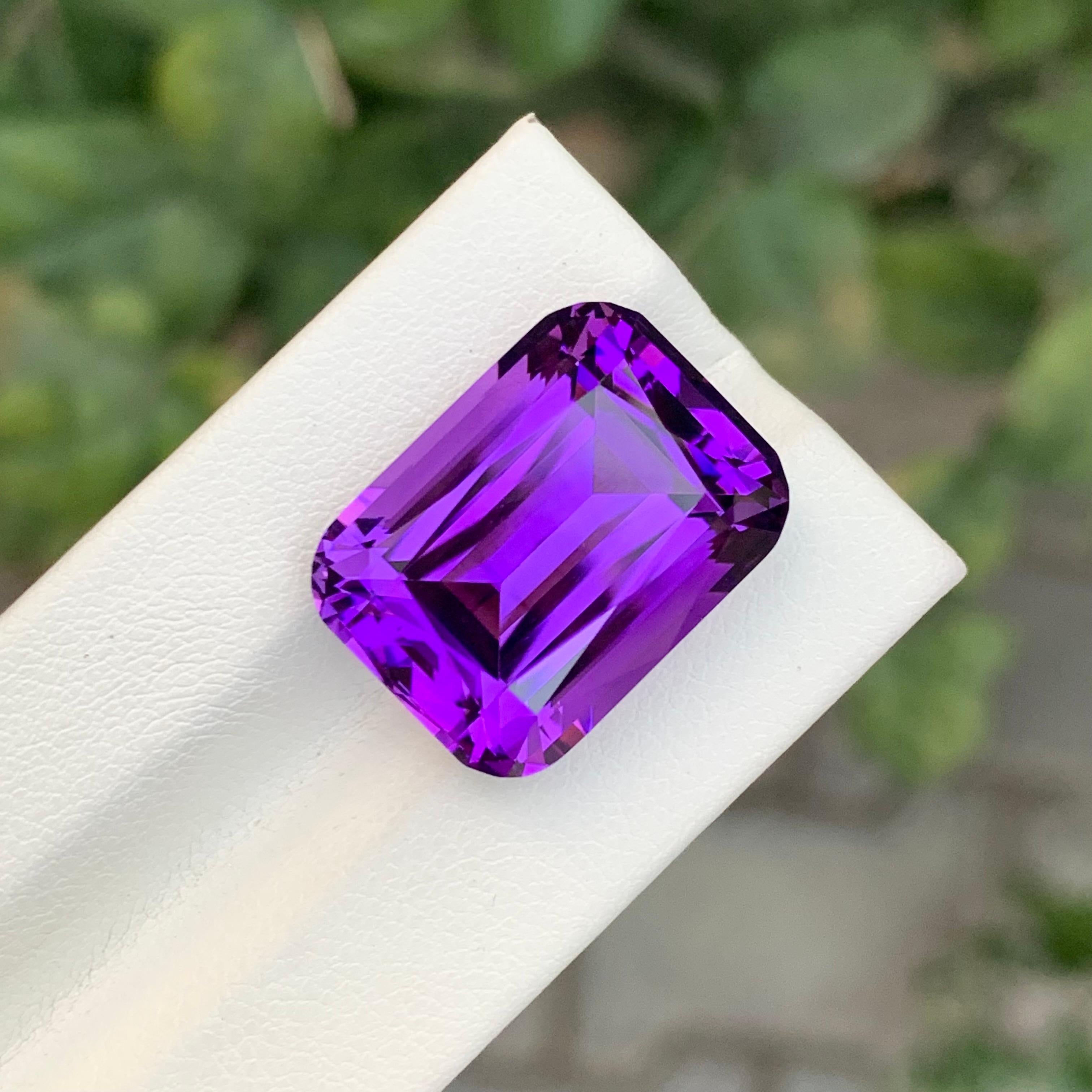 21,95 Karat natürlicher loser tief lila Amethyst Smaragd Form Edelstein (Smaragdschliff) im Angebot