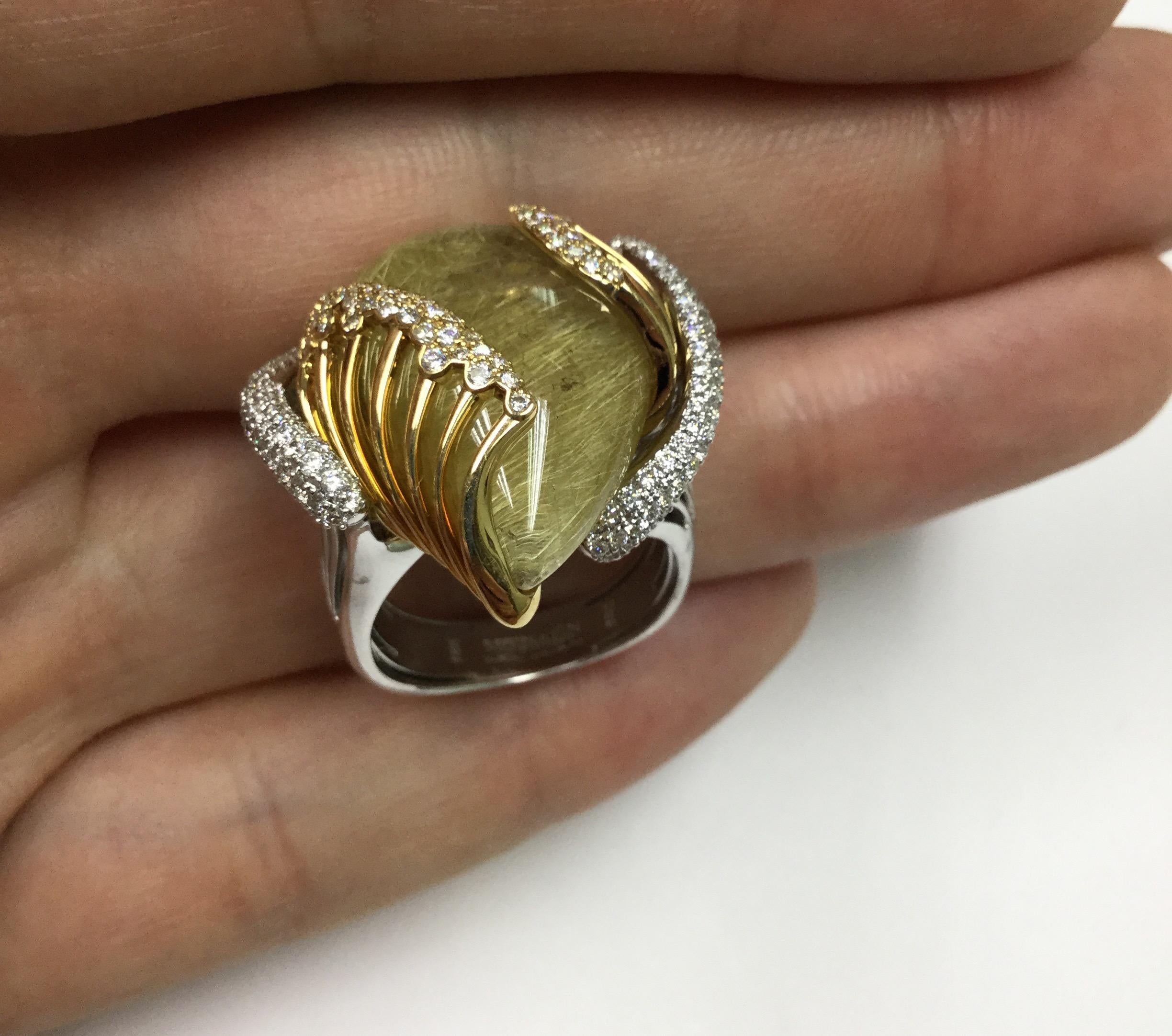 Wellenförmiger, schöner Rutilquarz-Ring. Ein Karat Diamanten. Verkleinerungsgalerie innen.

33 mm x 25 mm x 25 mm
17.99 gms
GRÖSSE:  7 3/4 US      55 7/8 EUR