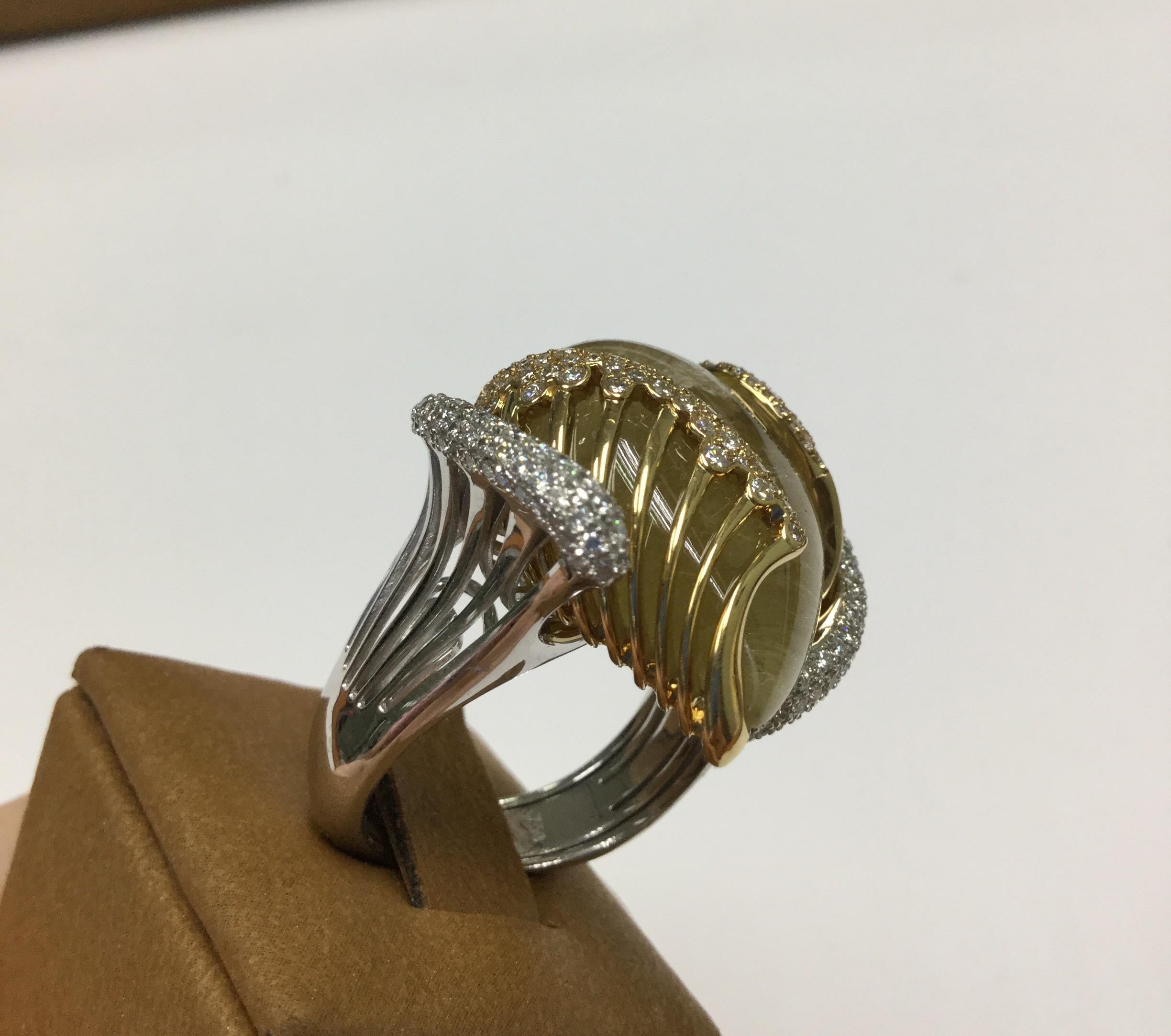 Ring aus 18 Karat Gelb- und Weißgold mit 21,98 Karat Rutilquarz im Zustand „Neu“ im Angebot in Bangkok, TH