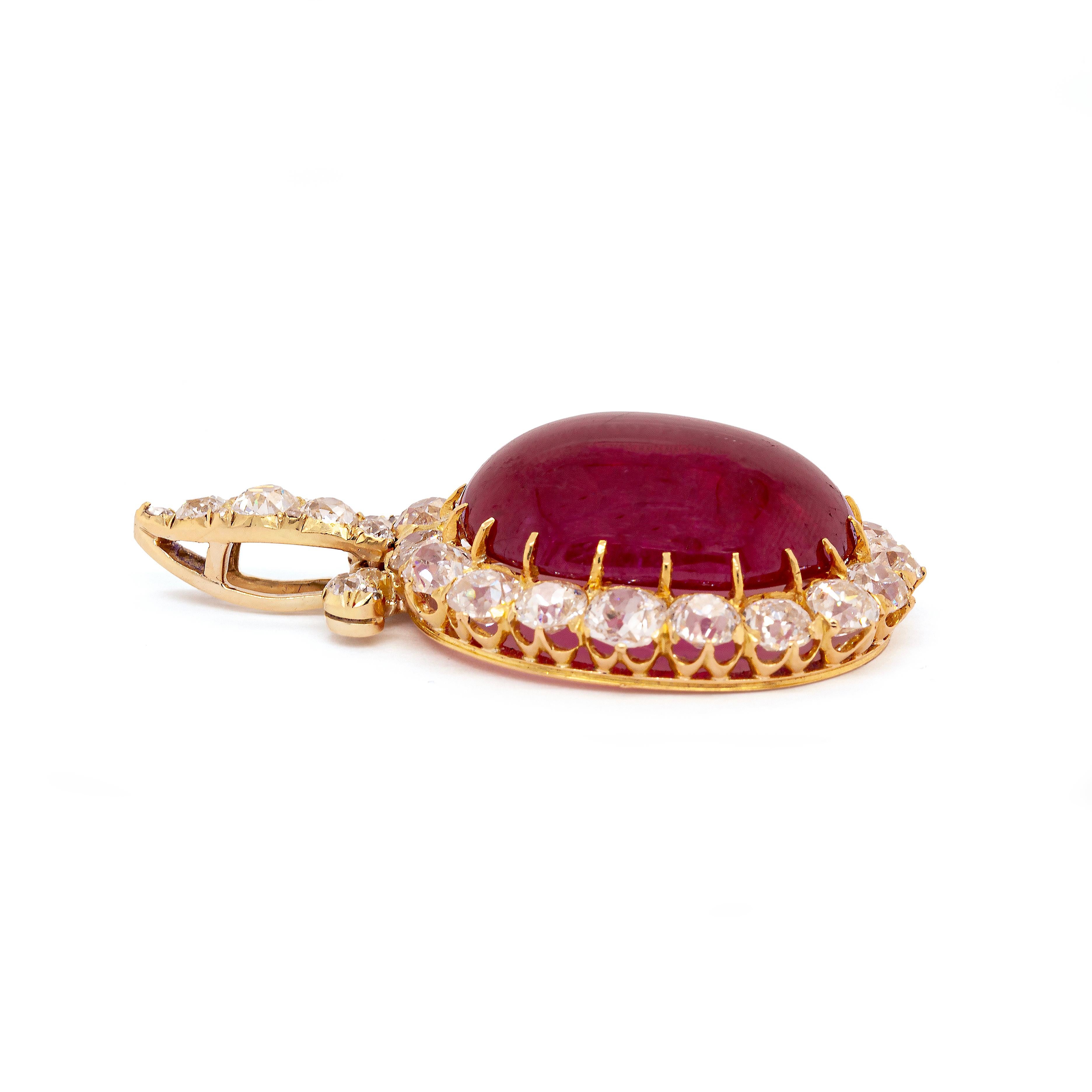 Nous sommes fiers de présenter cet envoûtant pendentif ovale antique en or jaune 18 carats, finement détaillé, qui fait désormais partie de notre collection diversifiée de bijoux anciens.

La pièce maîtresse est un rubis transparent creux, certifié