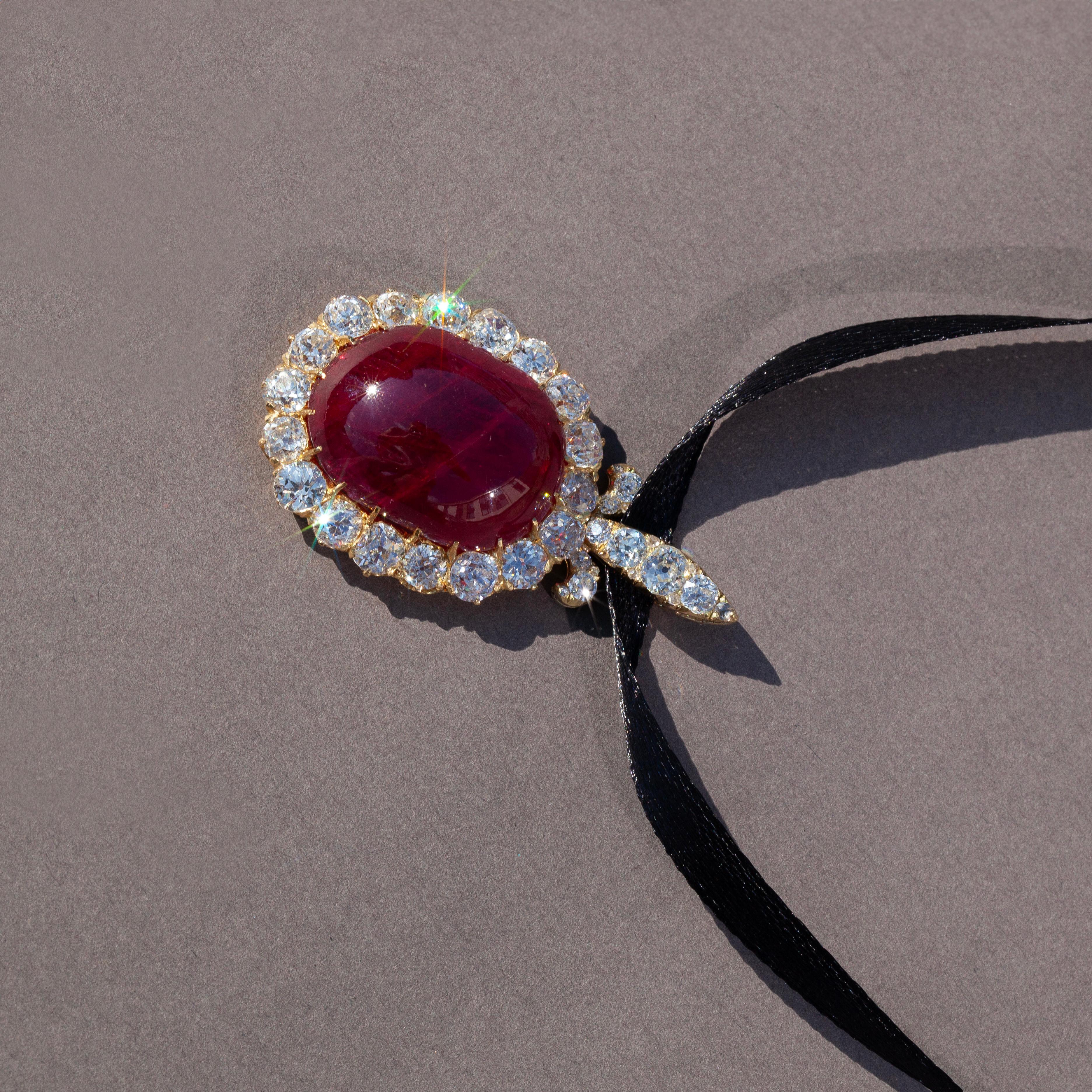 Taille vieille Europe Grand pendentif ovale en or 18 carats avec cabochon creux, rubis et diamant taille ancienne 21,99 carats en vente