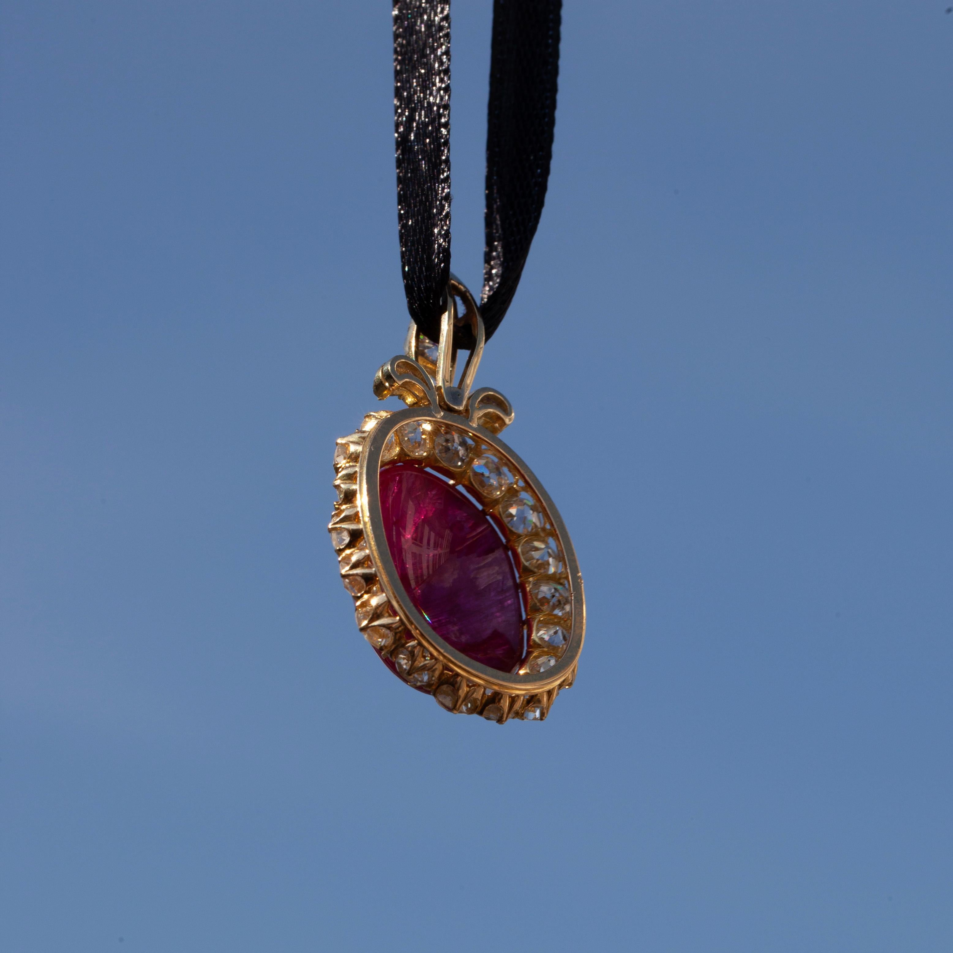 Grand pendentif ovale en or 18 carats avec cabochon creux, rubis et diamant taille ancienne 21,99 carats Unisexe en vente