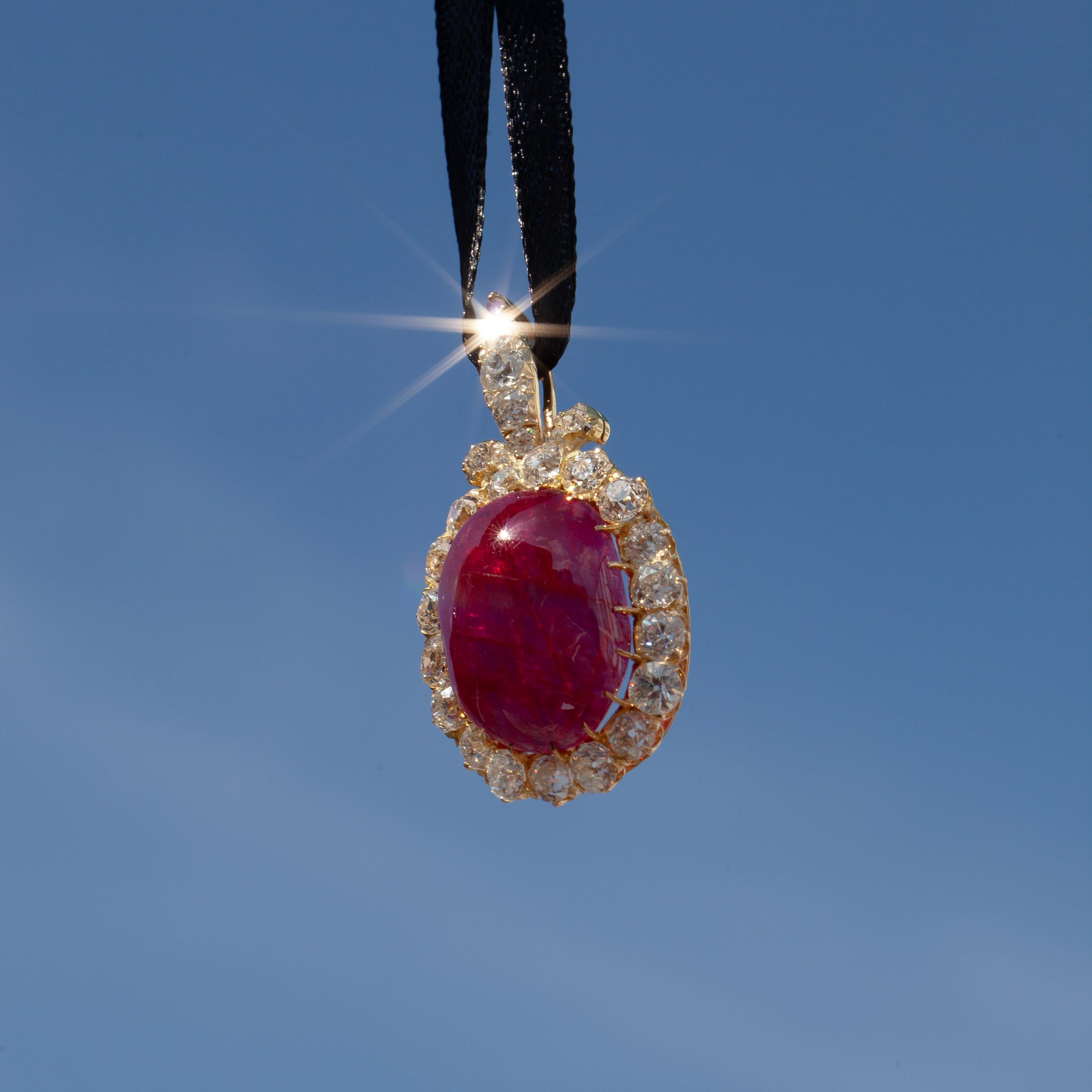 Grand pendentif ovale en or 18 carats avec cabochon creux, rubis et diamant taille ancienne 21,99 carats en vente 1