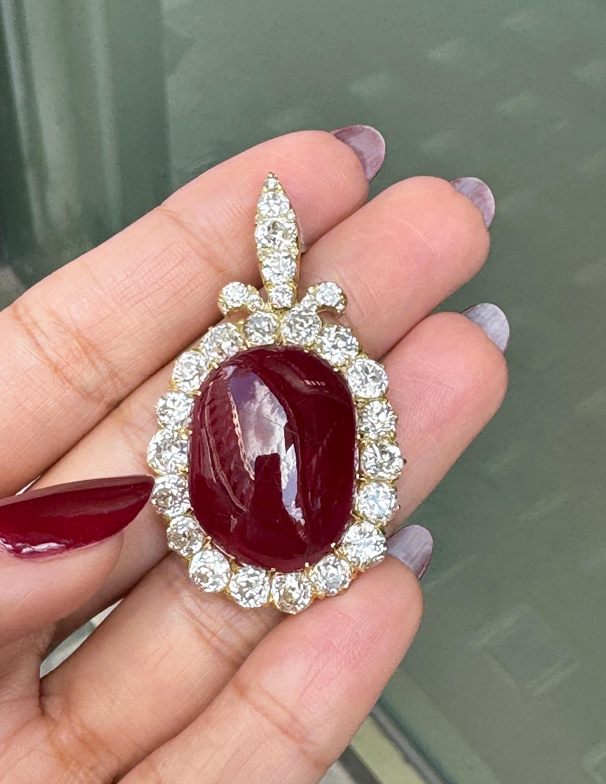 Grand pendentif ovale en or 18 carats avec cabochon creux, rubis et diamant taille ancienne 21,99 carats en vente 2
