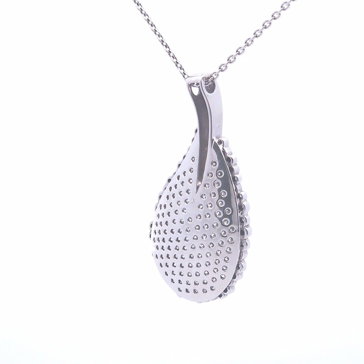 Questa squisita collana con cluster di diamanti rotondi da 2,19 carati, realizzata in lussuoso oro bianco 18 carati, incarna un'eleganza e una raffinatezza senza tempo. La collana presenta uno splendido gruppo di diamanti rotondi meticolosamente