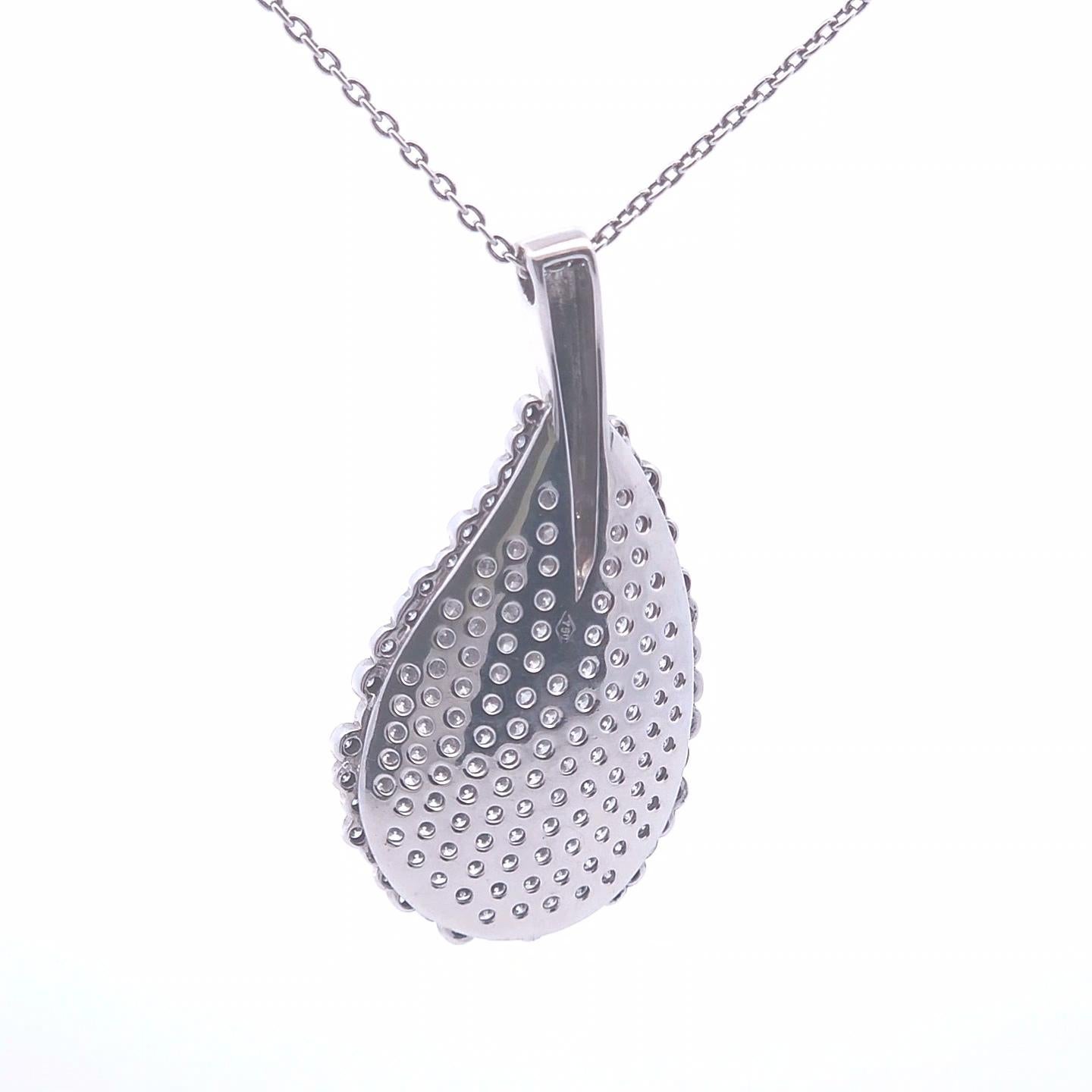 Collana con cluster di diamanti rotondi da 2,19 carati in oro 18k In condizioni Nuovo in vendita a Tustin, CA