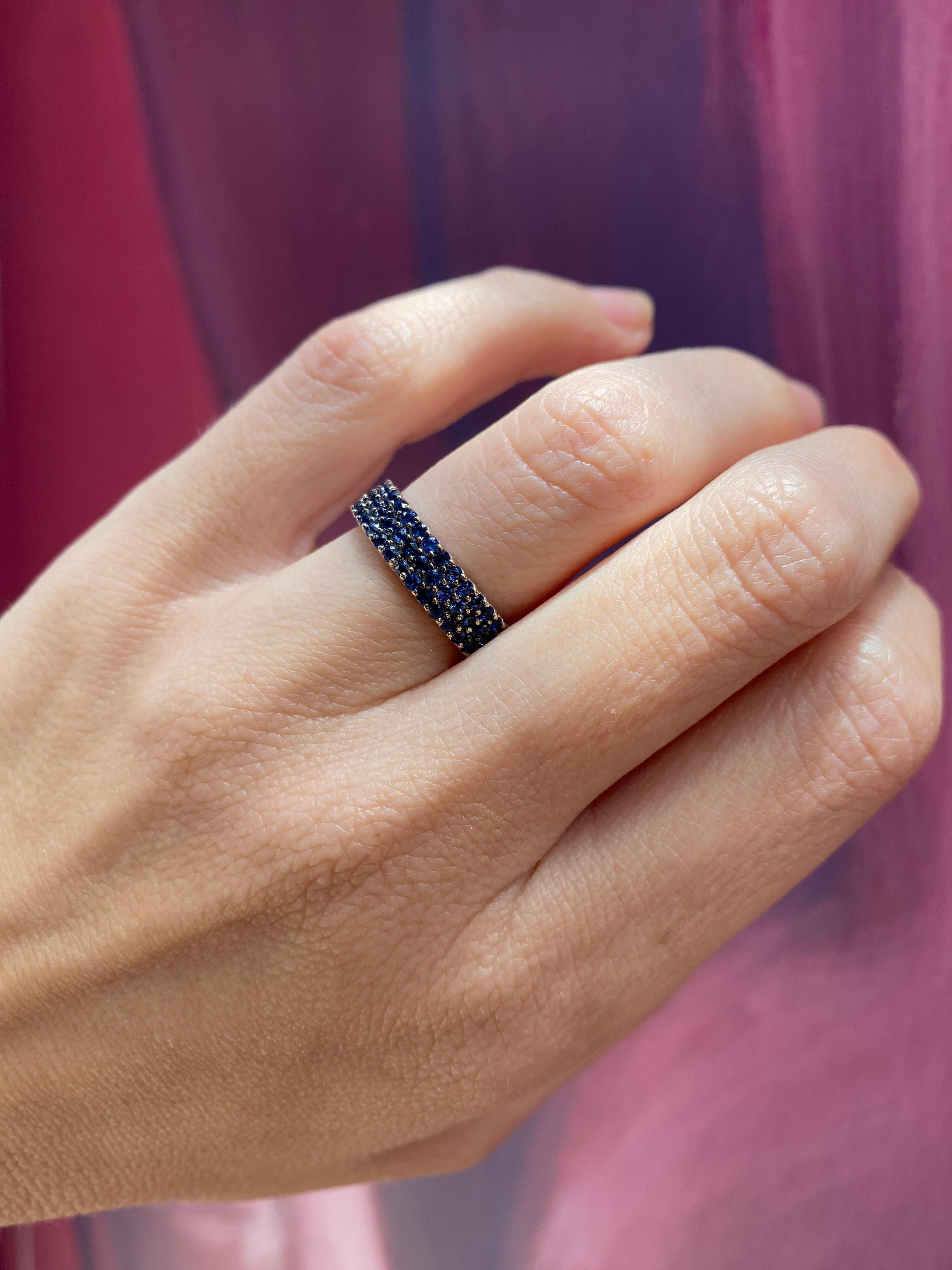 Memoryring aus 14 Karat Weißgold mit 2,19 Karat natürlichen blauen Saphiren und 3 Reihen im Angebot 5