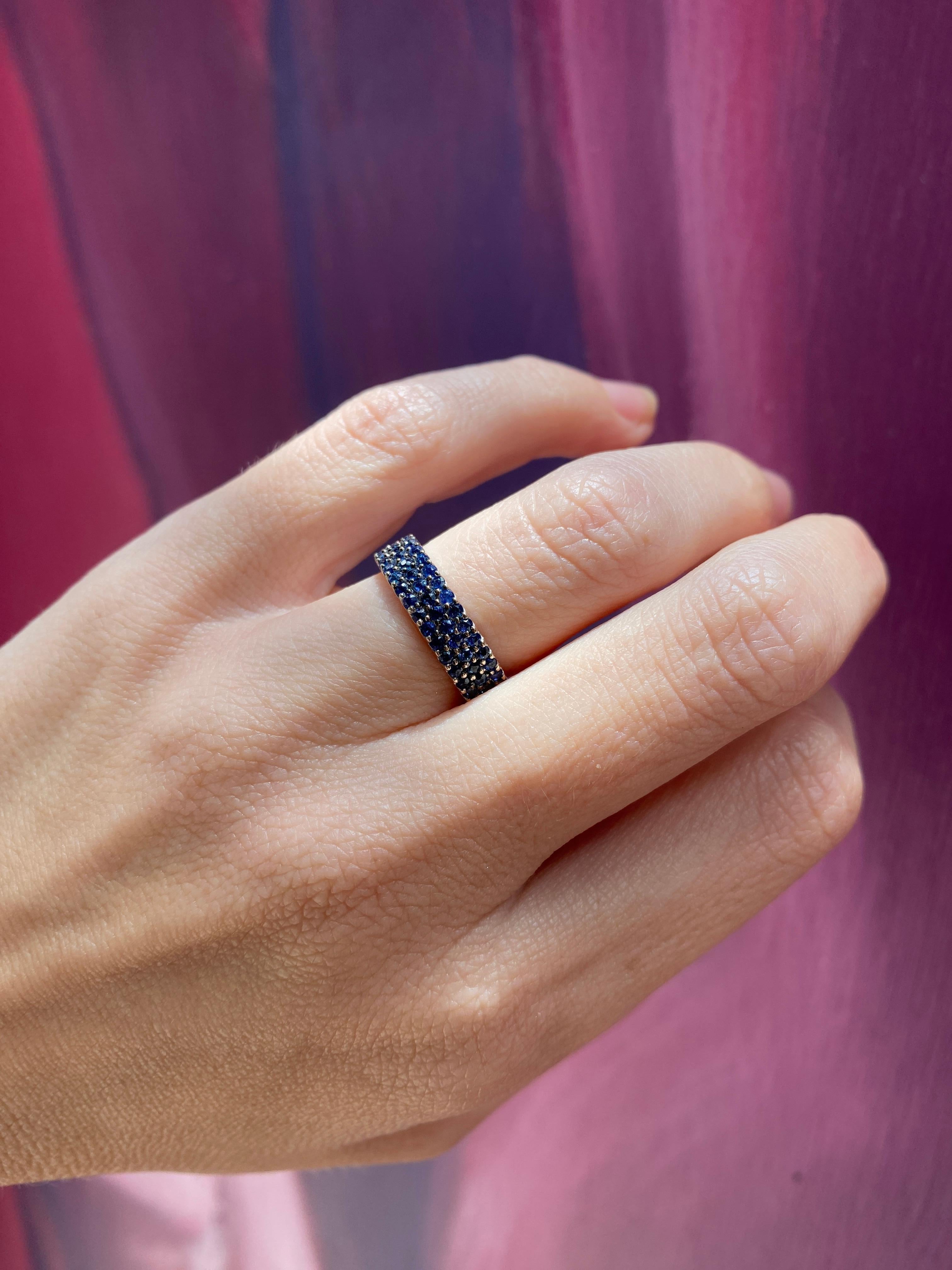Memoryring aus 14 Karat Weißgold mit 2,19 Karat natürlichen blauen Saphiren und 3 Reihen im Angebot 6