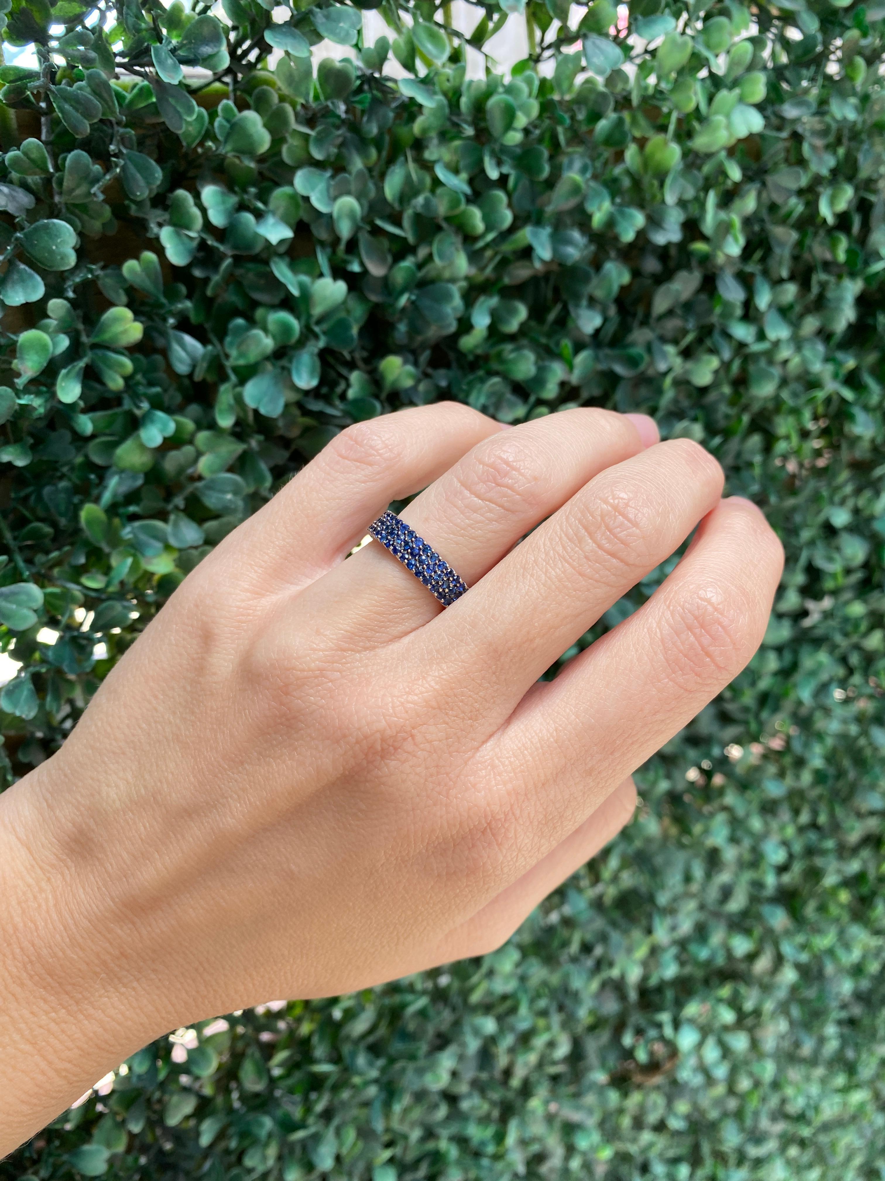 Memoryring aus 14 Karat Weißgold mit 2,19 Karat natürlichen blauen Saphiren und 3 Reihen im Angebot 7