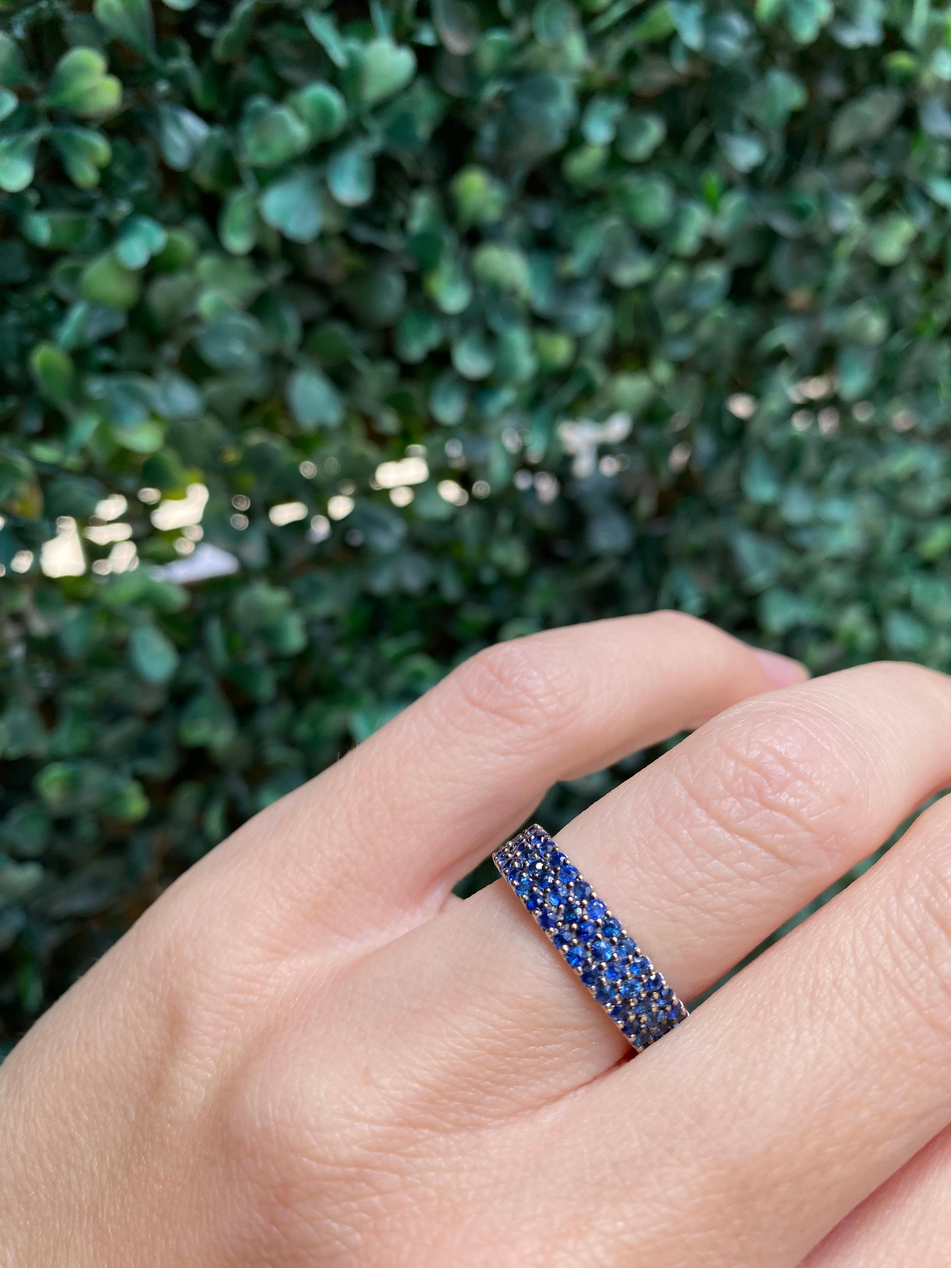 Memoryring aus 14 Karat Weißgold mit 2,19 Karat natürlichen blauen Saphiren und 3 Reihen im Angebot 8