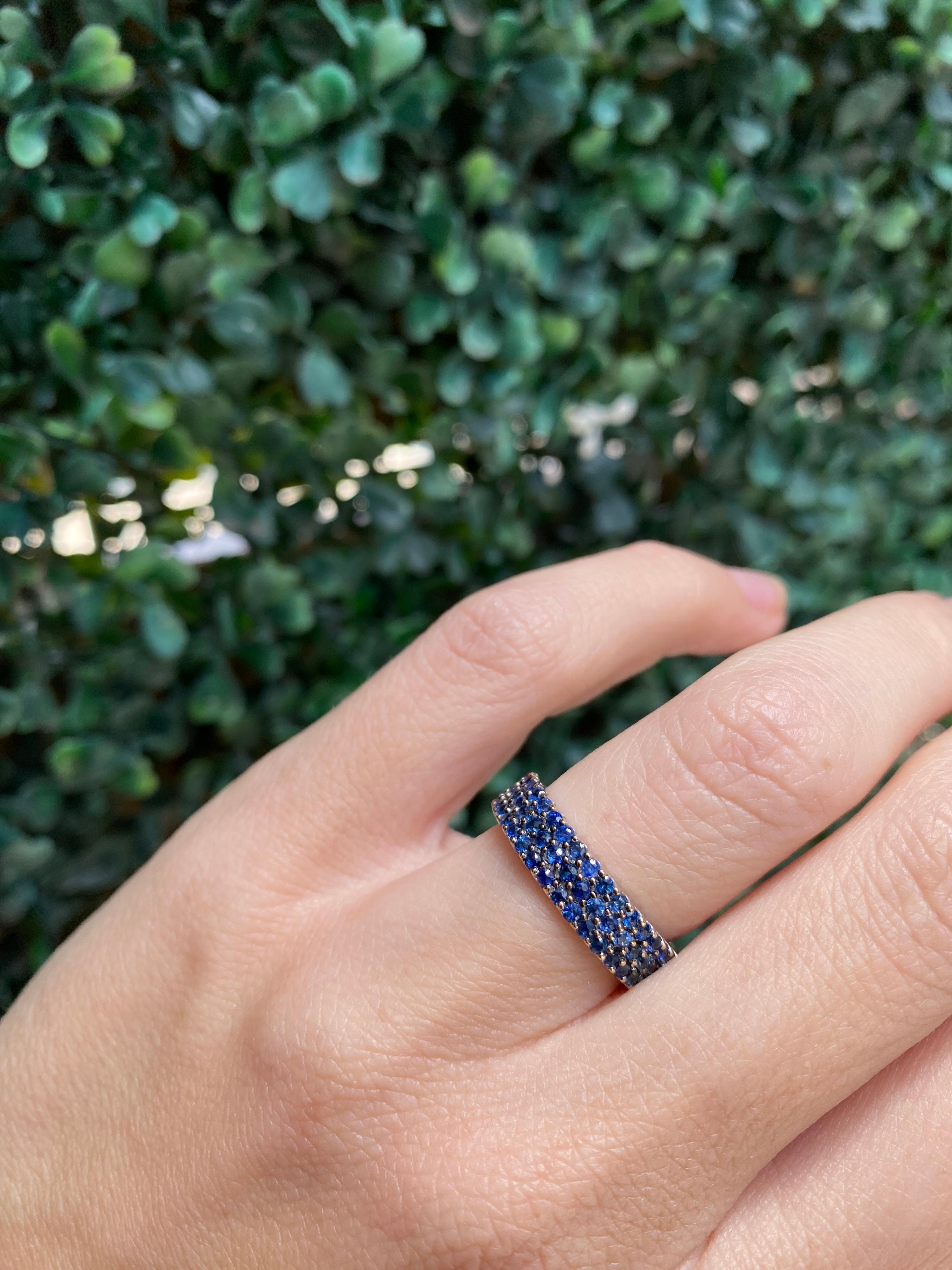 Memoryring aus 14 Karat Weißgold mit 2,19 Karat natürlichen blauen Saphiren und 3 Reihen im Angebot 9