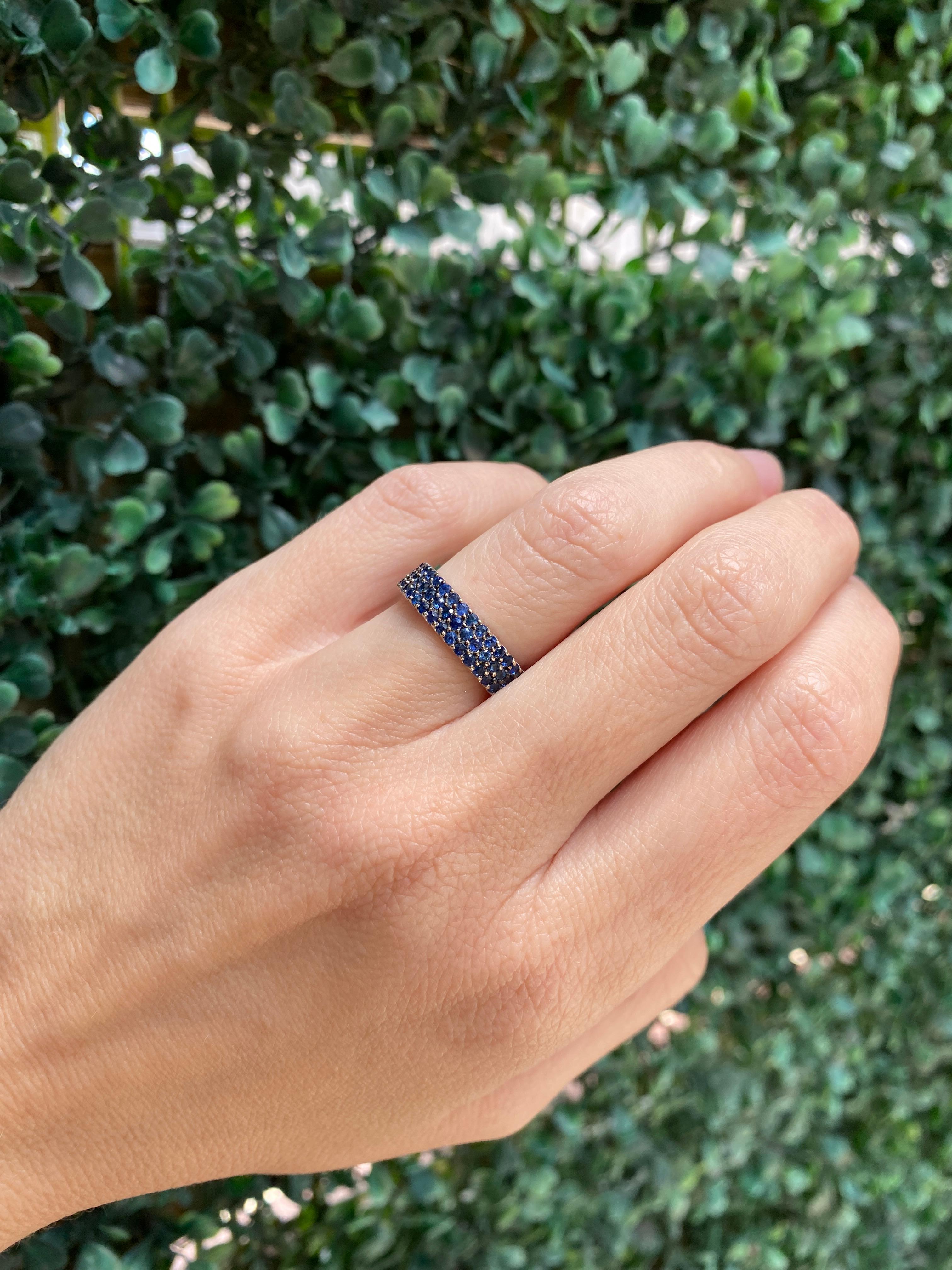 Memoryring aus 14 Karat Weißgold mit 2,19 Karat natürlichen blauen Saphiren und 3 Reihen im Angebot 10