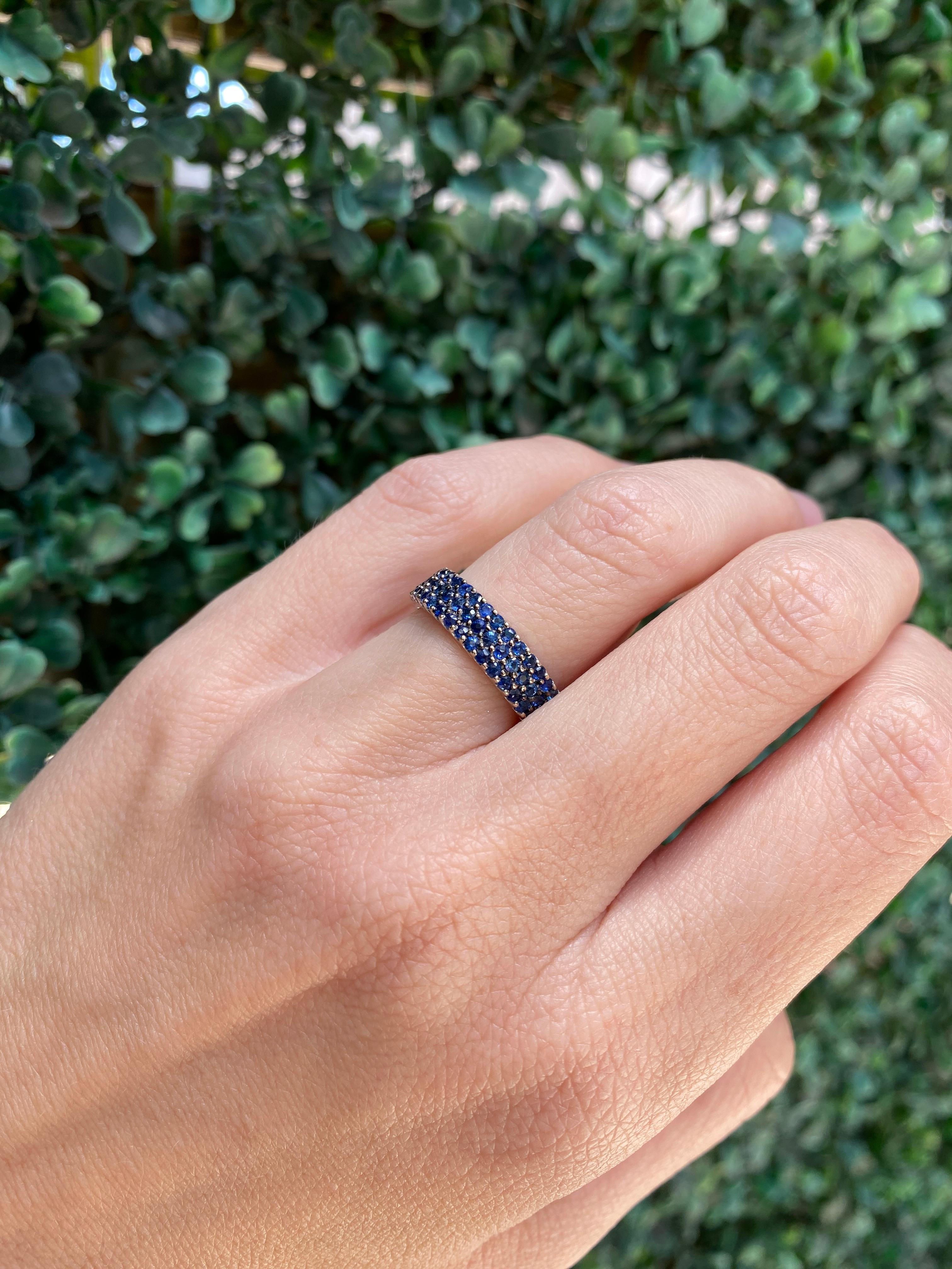 Memoryring aus 14 Karat Weißgold mit 2,19 Karat natürlichen blauen Saphiren und 3 Reihen im Angebot 11