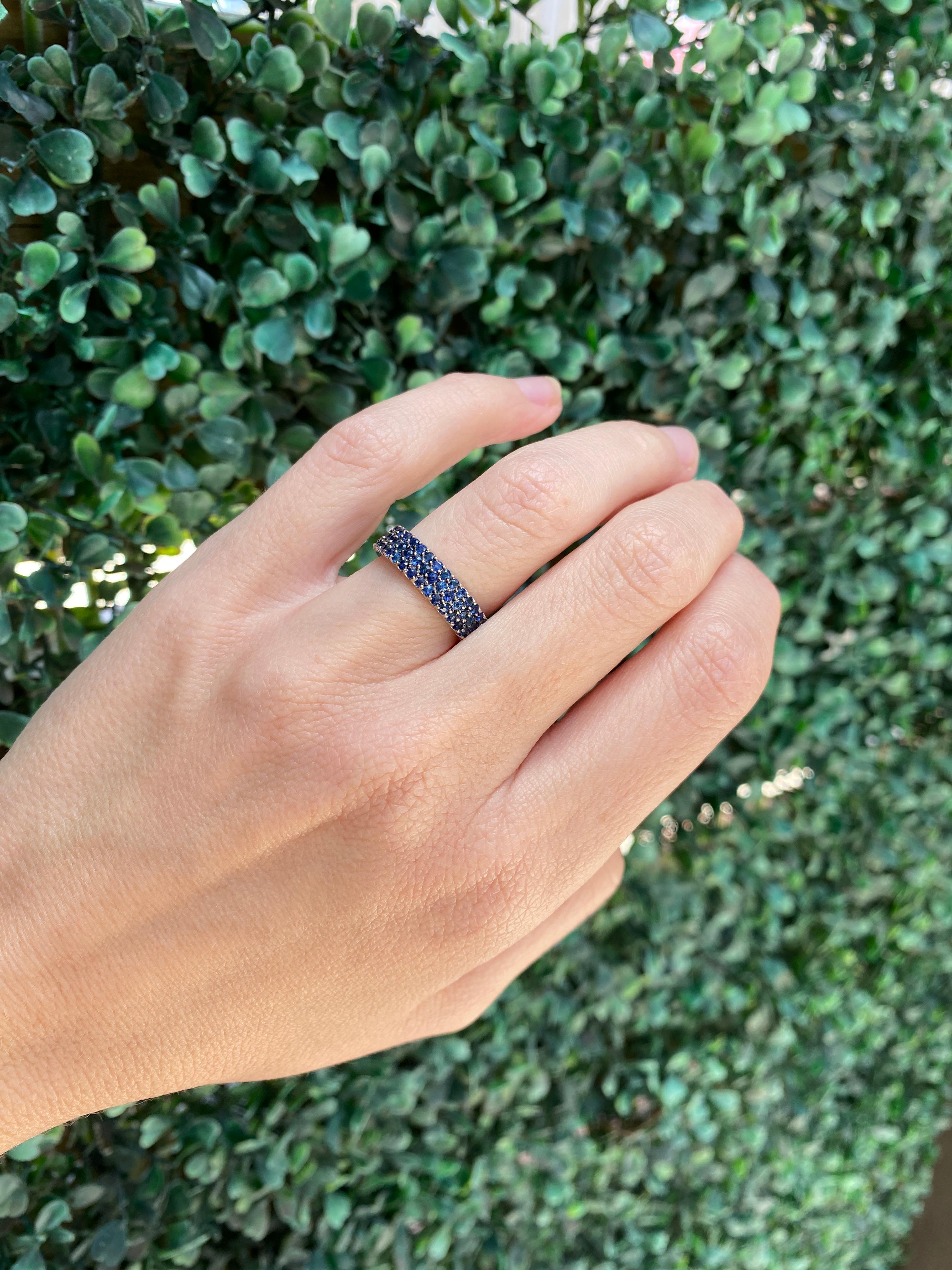 Memoryring aus 14 Karat Weißgold mit 2,19 Karat natürlichen blauen Saphiren und 3 Reihen im Angebot 12