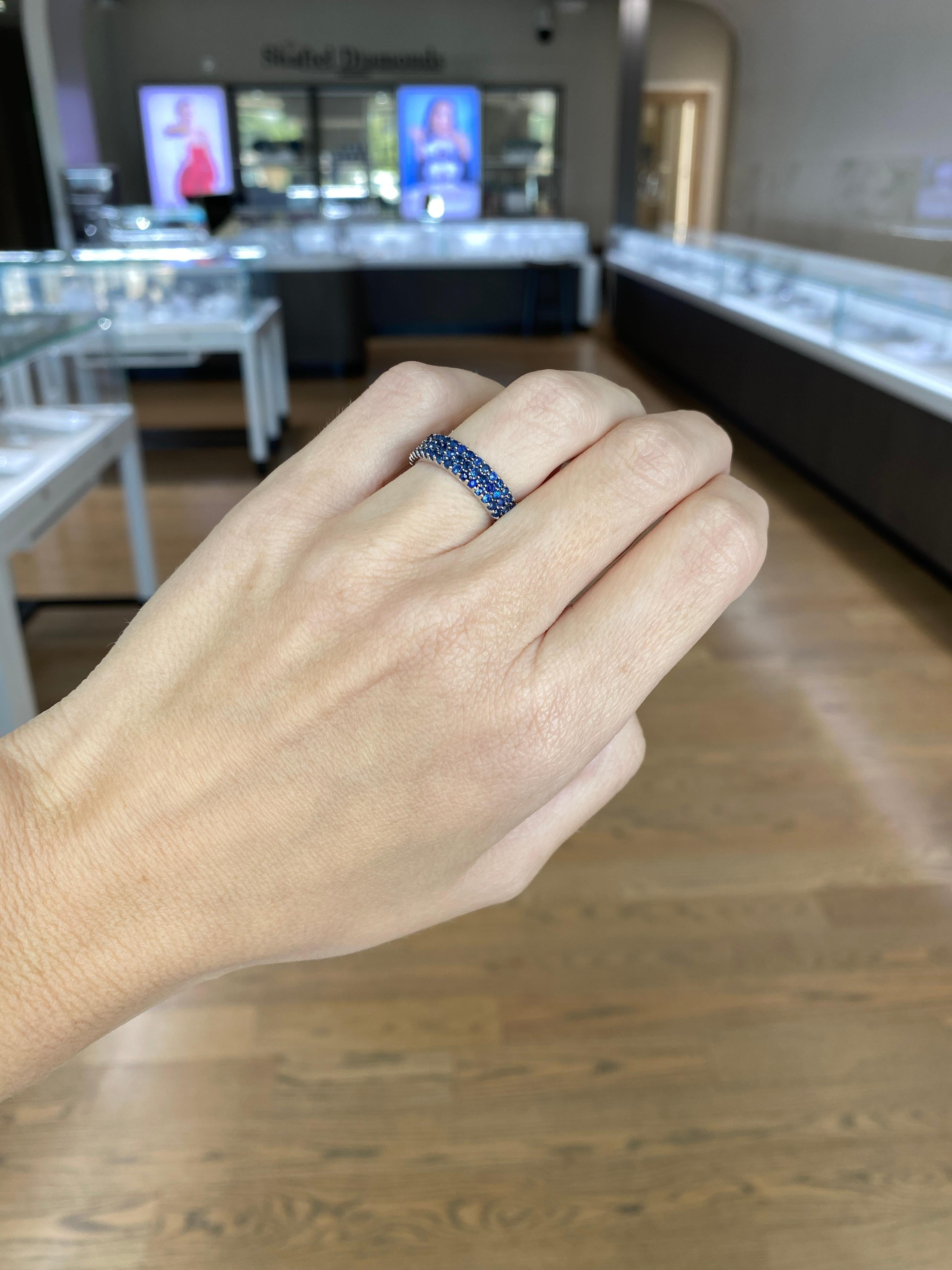 Memoryring aus 14 Karat Weißgold mit 2,19 Karat natürlichen blauen Saphiren und 3 Reihen im Angebot 13