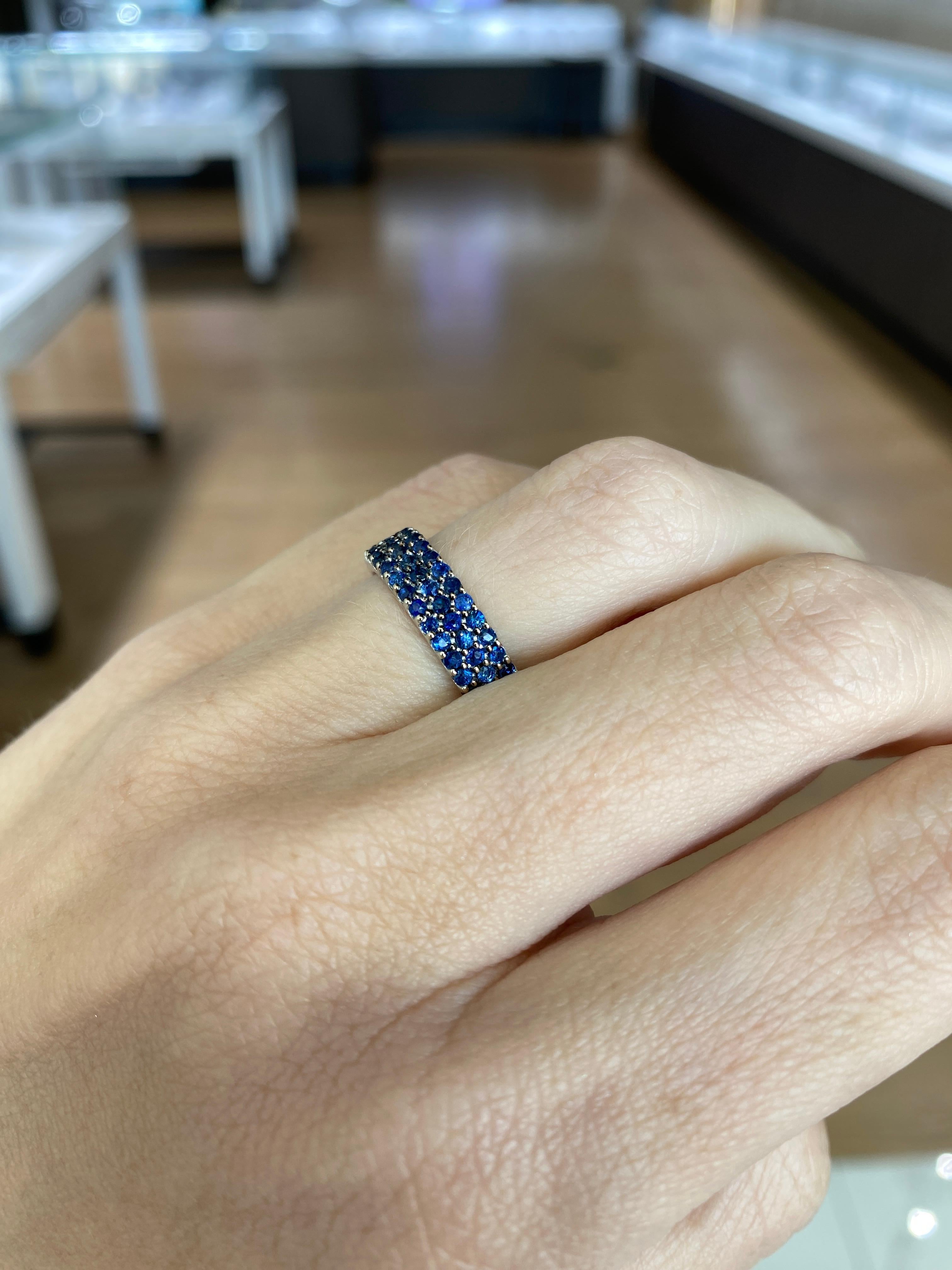 Memoryring aus 14 Karat Weißgold mit 2,19 Karat natürlichen blauen Saphiren und 3 Reihen im Angebot 14