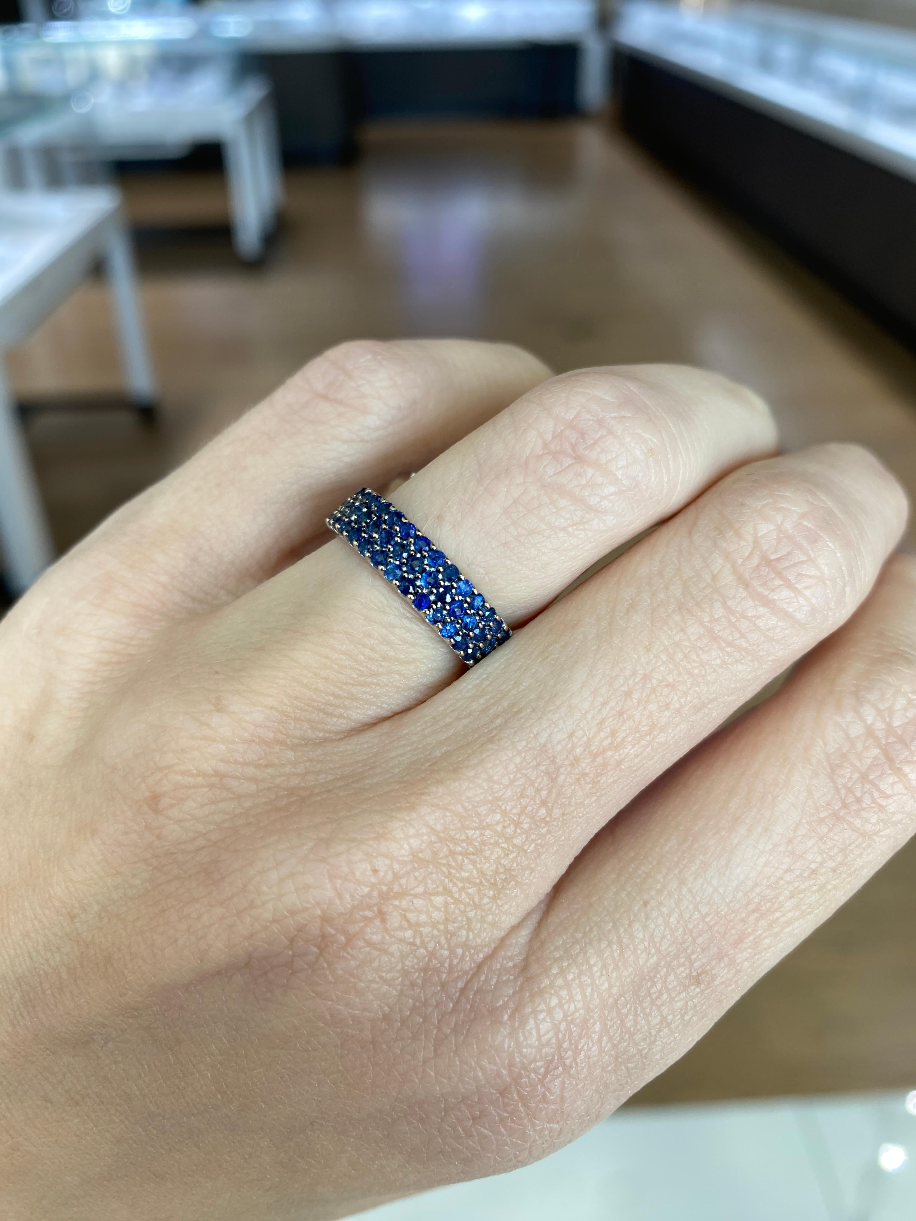 Memoryring aus 14 Karat Weißgold mit 2,19 Karat natürlichen blauen Saphiren und 3 Reihen im Angebot 15