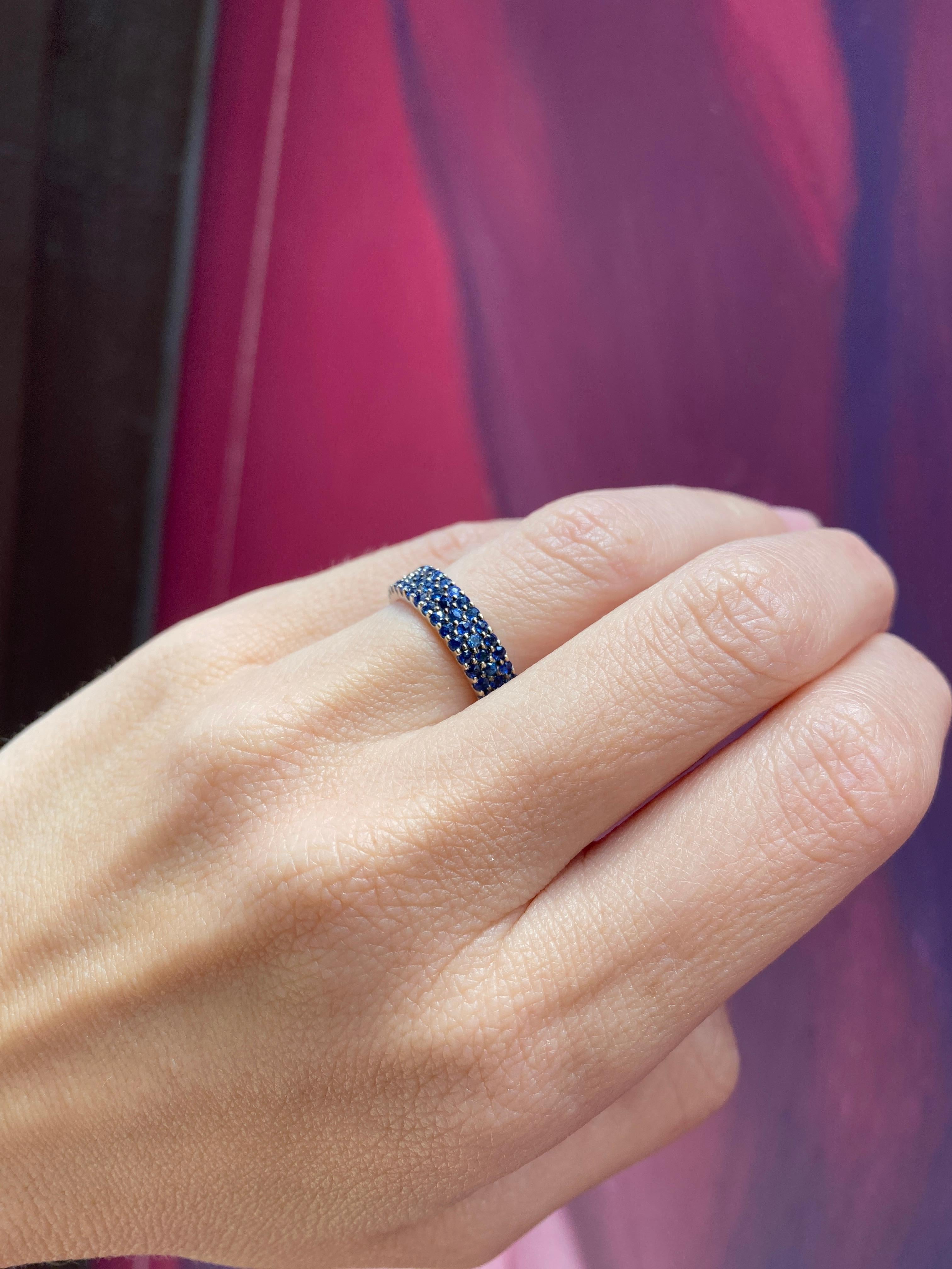 Memoryring aus 14 Karat Weißgold mit 2,19 Karat natürlichen blauen Saphiren und 3 Reihen im Angebot 2