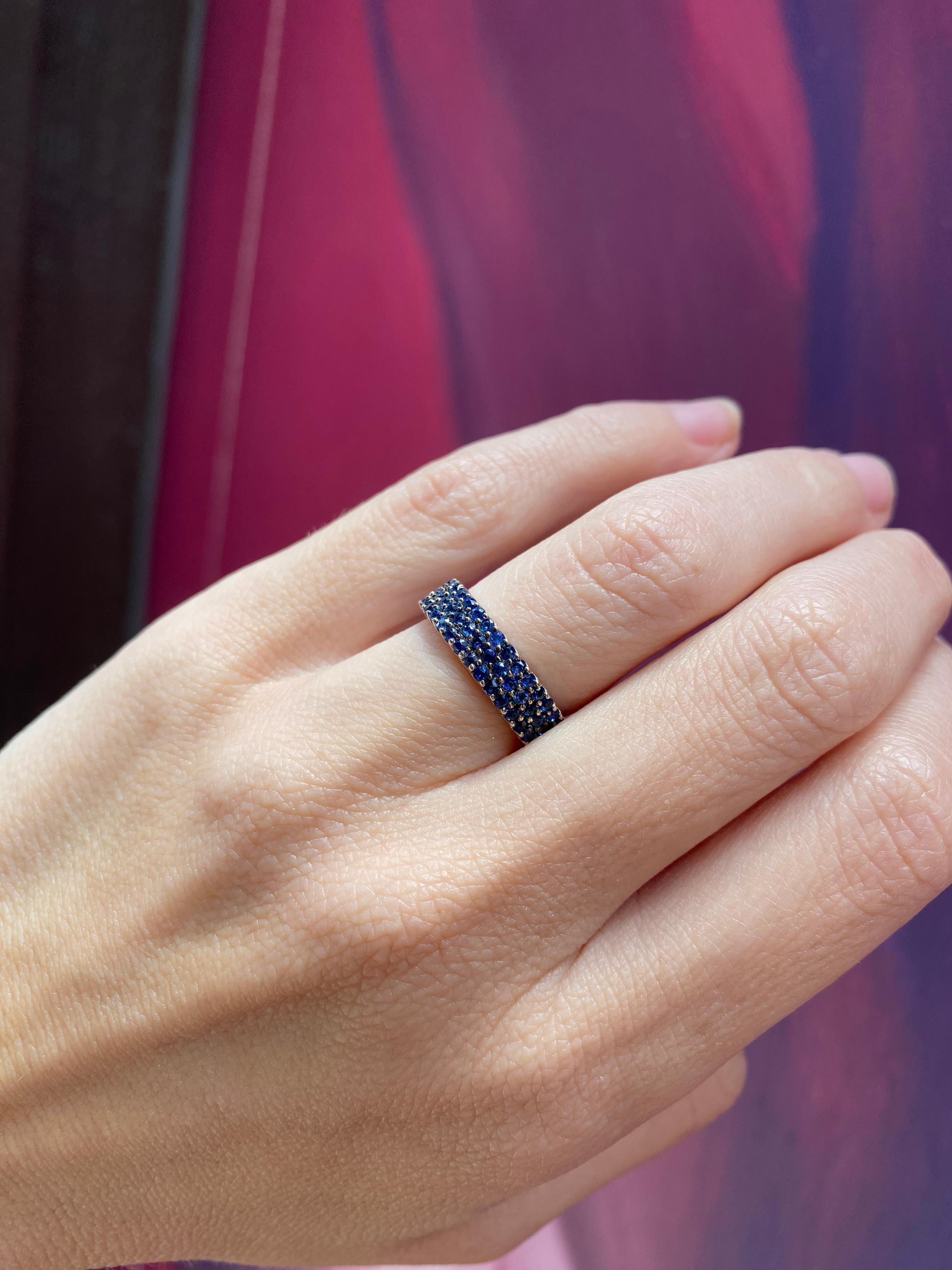 Memoryring aus 14 Karat Weißgold mit 2,19 Karat natürlichen blauen Saphiren und 3 Reihen im Angebot 3