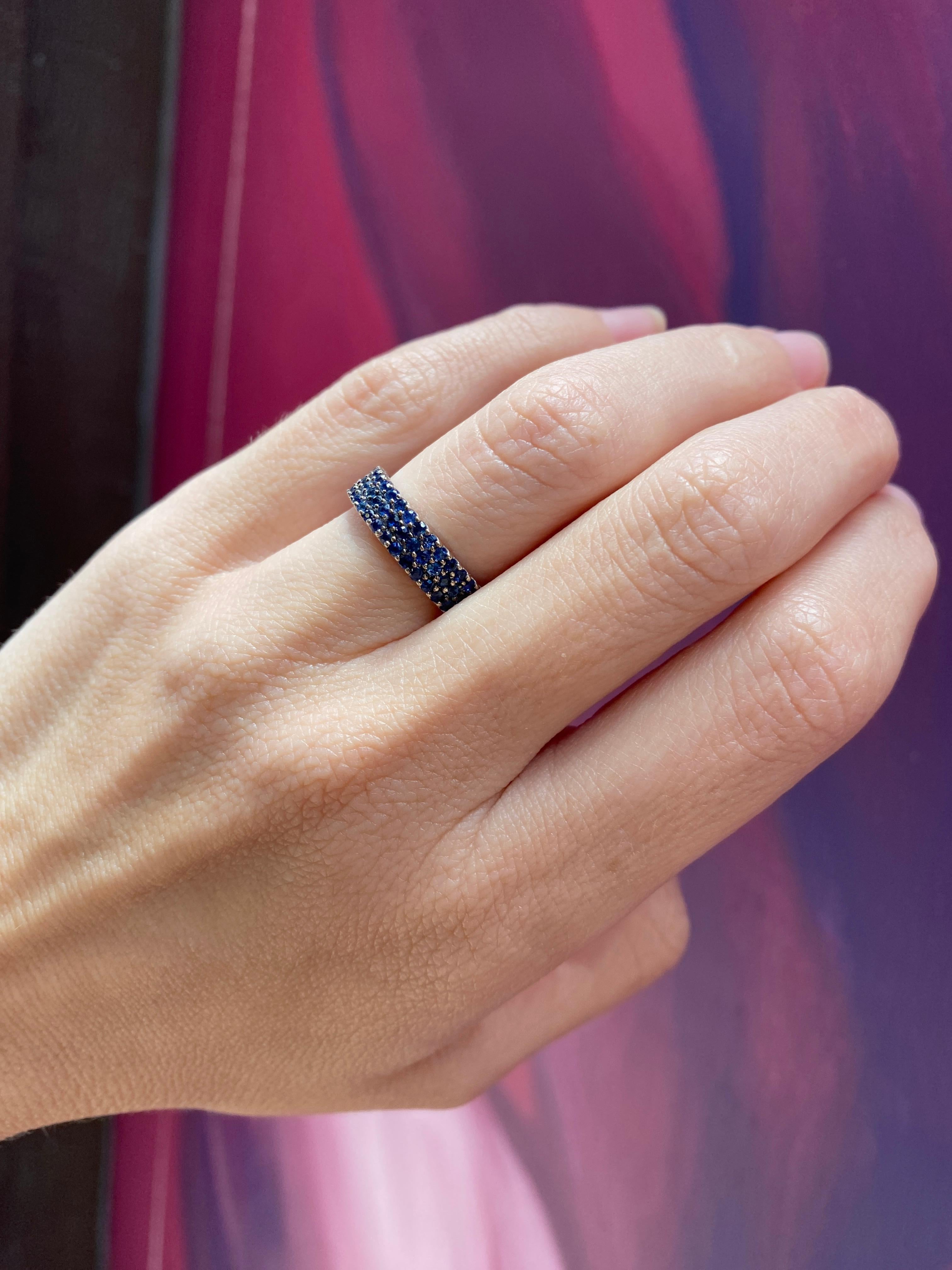 Memoryring aus 14 Karat Weißgold mit 2,19 Karat natürlichen blauen Saphiren und 3 Reihen im Angebot 4