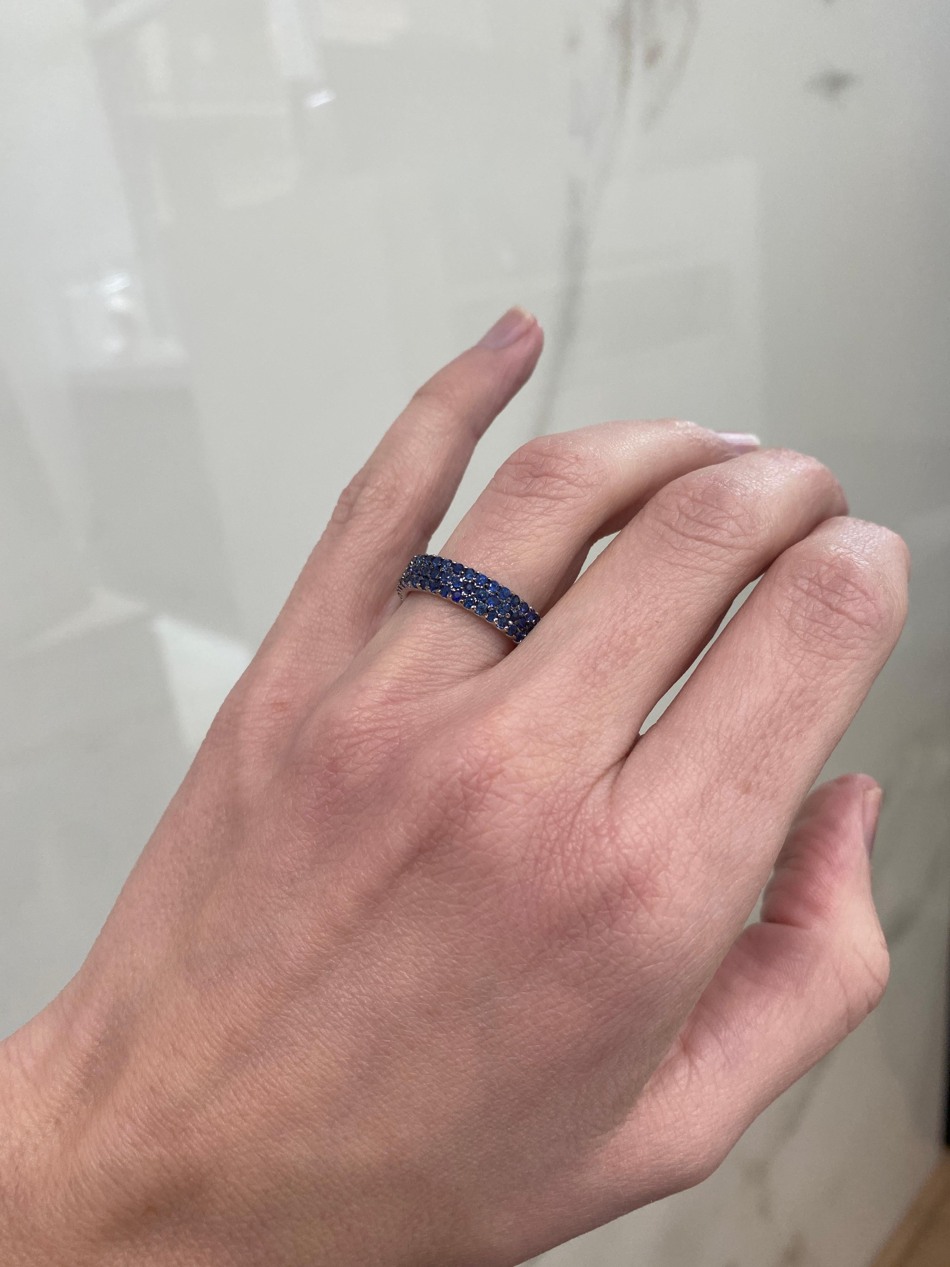 Round Cut 2.19ctw Natural Blue Sapphires 3 Row 14k White Gold Eternity Band For Sale
