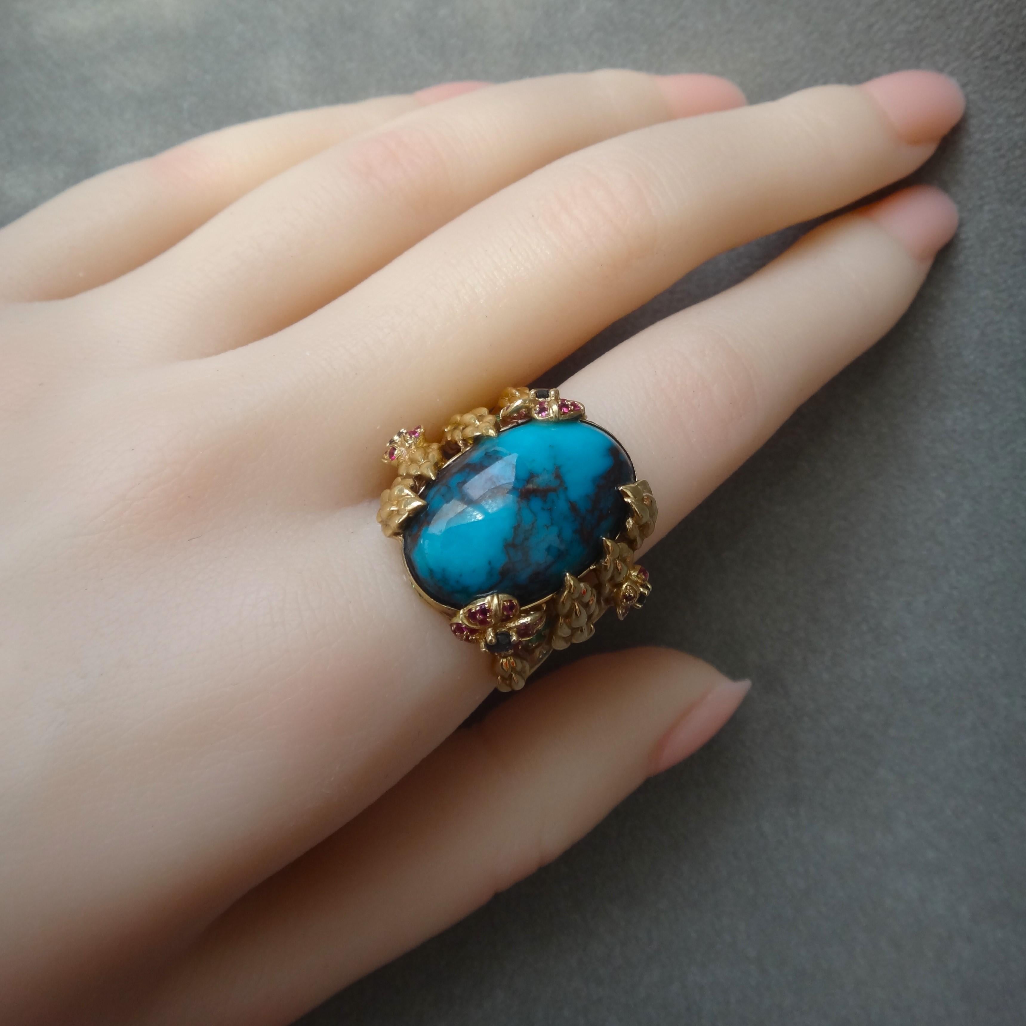 Hochwertige Bisbee Türkis ohne jede Behandlung, große, himmelblaue Farbe, die sehr selten und sammelbar wie ein Edelstein Ebene Qualität der Türkis. 18K Gelbgold, mit grünen Tsavorit und Granat, Rubin.  die Hauptsteingröße ist  20mmX14mm.
In