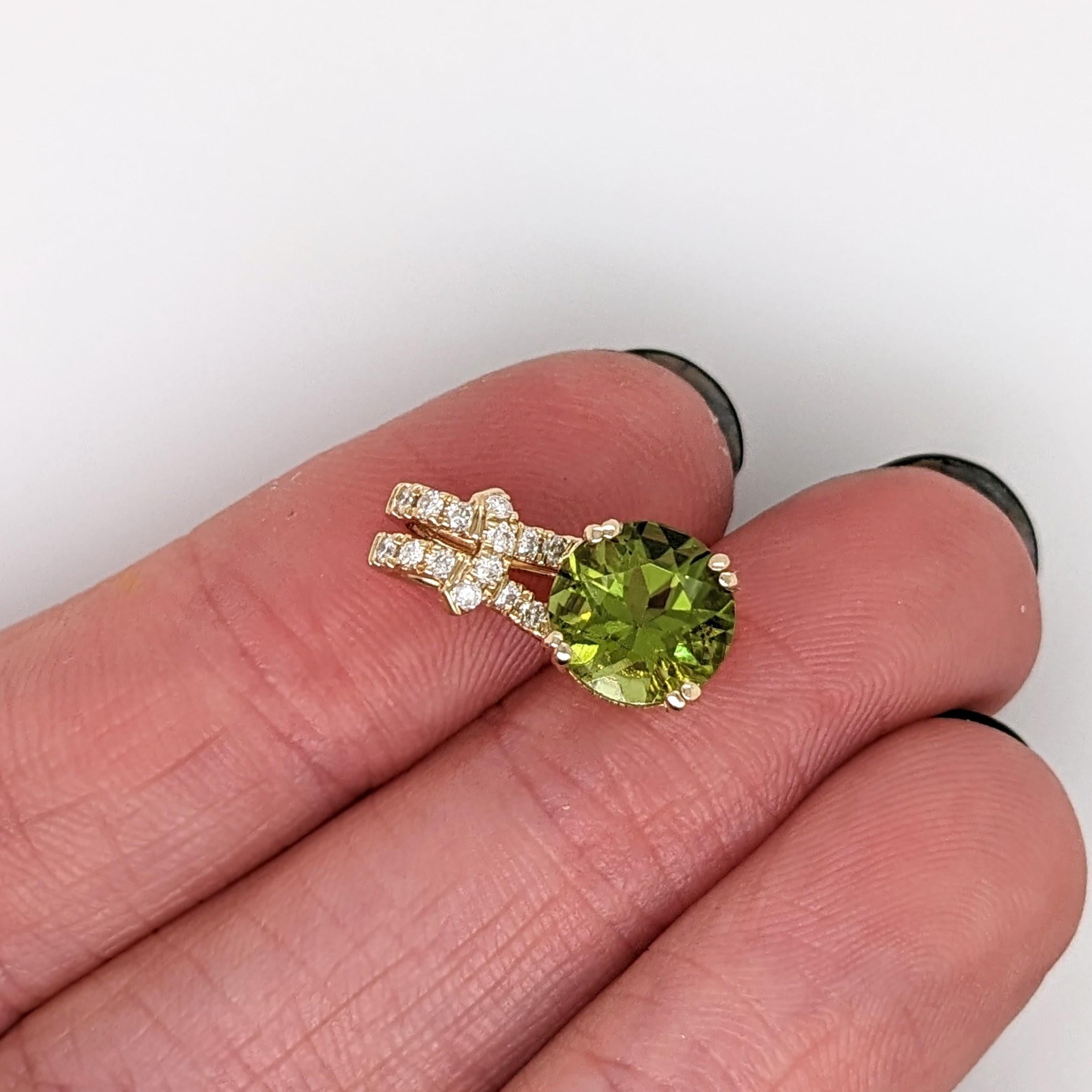 Women's 2.1ct Peridot Pendant w Earth Mined Diamonds in Solid 14K Yellow Gold Round 8mm For Sale