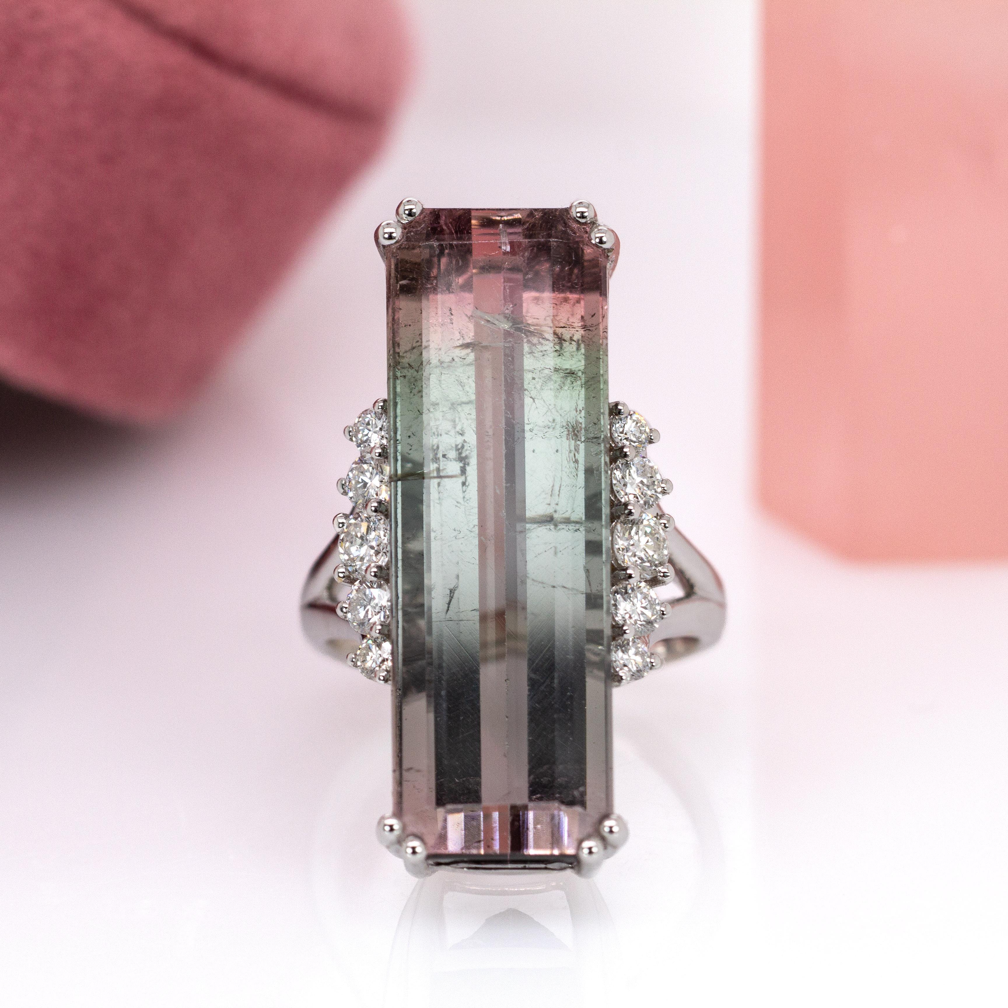 Contemporaneo Anello con tormalina brasiliana bicolore da 21 carati e accenti di diamanti naturali in oro 14 carati in vendita