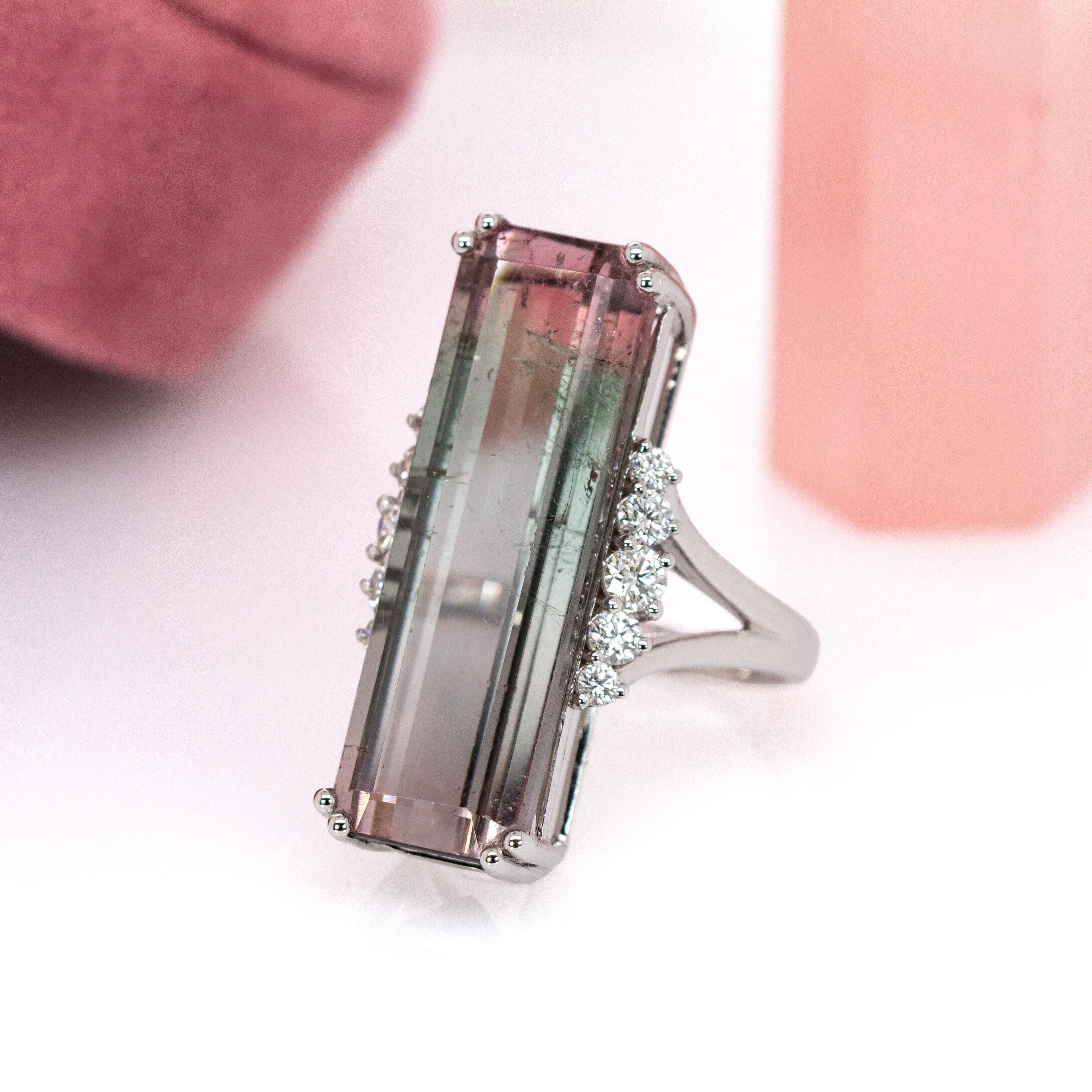 Anello con tormalina brasiliana bicolore da 21 carati e accenti di diamanti naturali in oro 14 carati In condizioni Nuovo in vendita a Columbus, OH